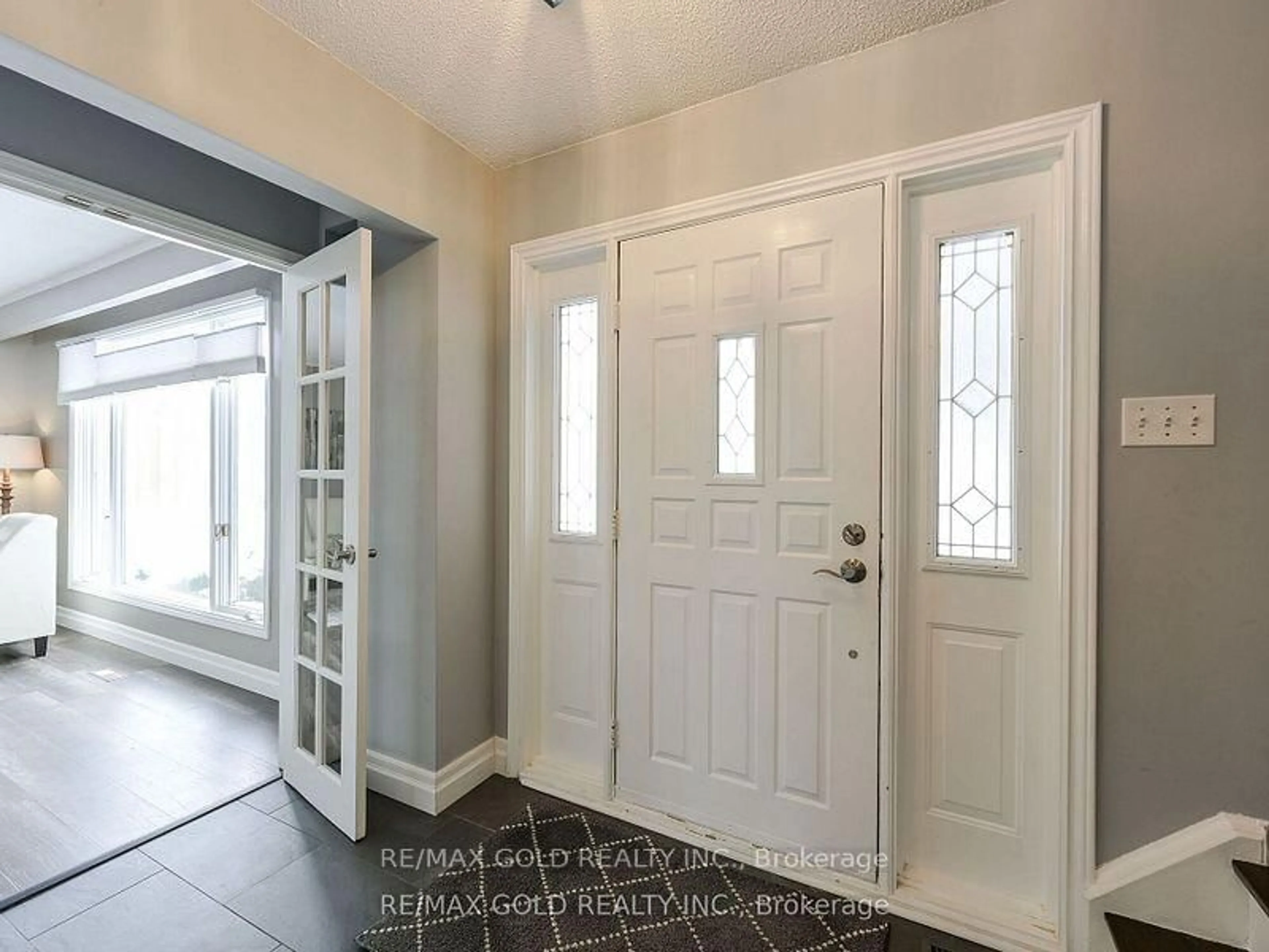 Indoor entryway for 1 Birch St, Orangeville Ontario L9W 3E8