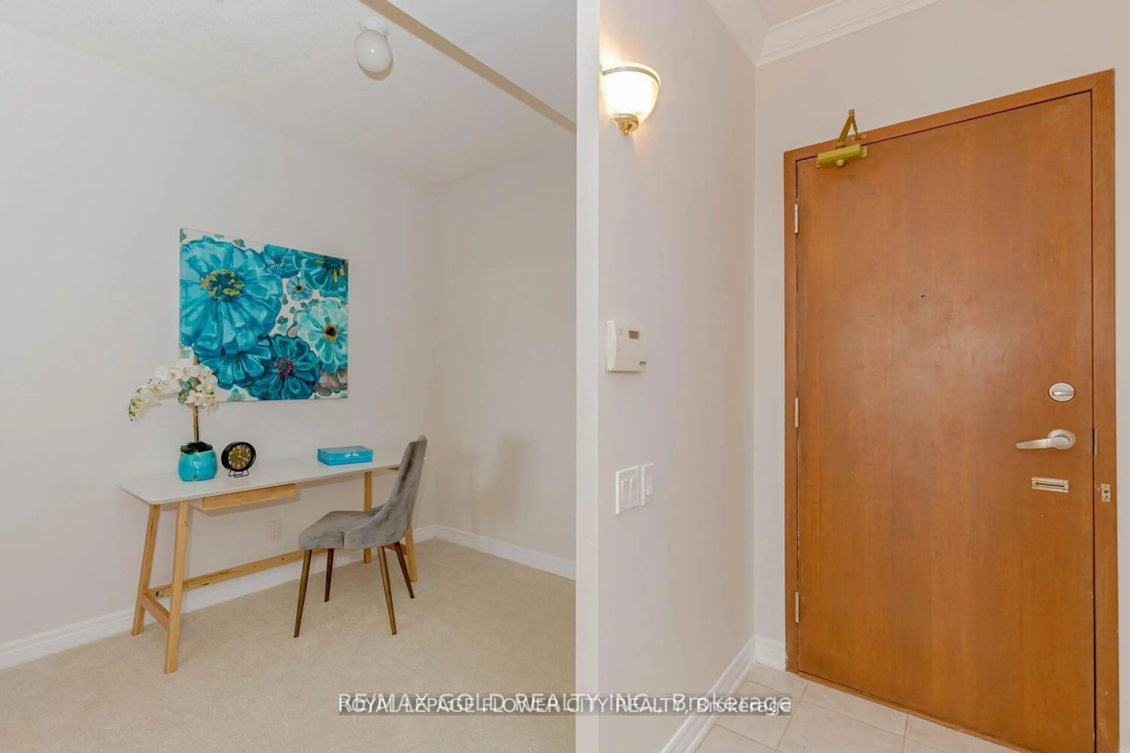 Indoor entryway for 50 Old Mill Rd #709, Oakville Ontario L6J 7W1