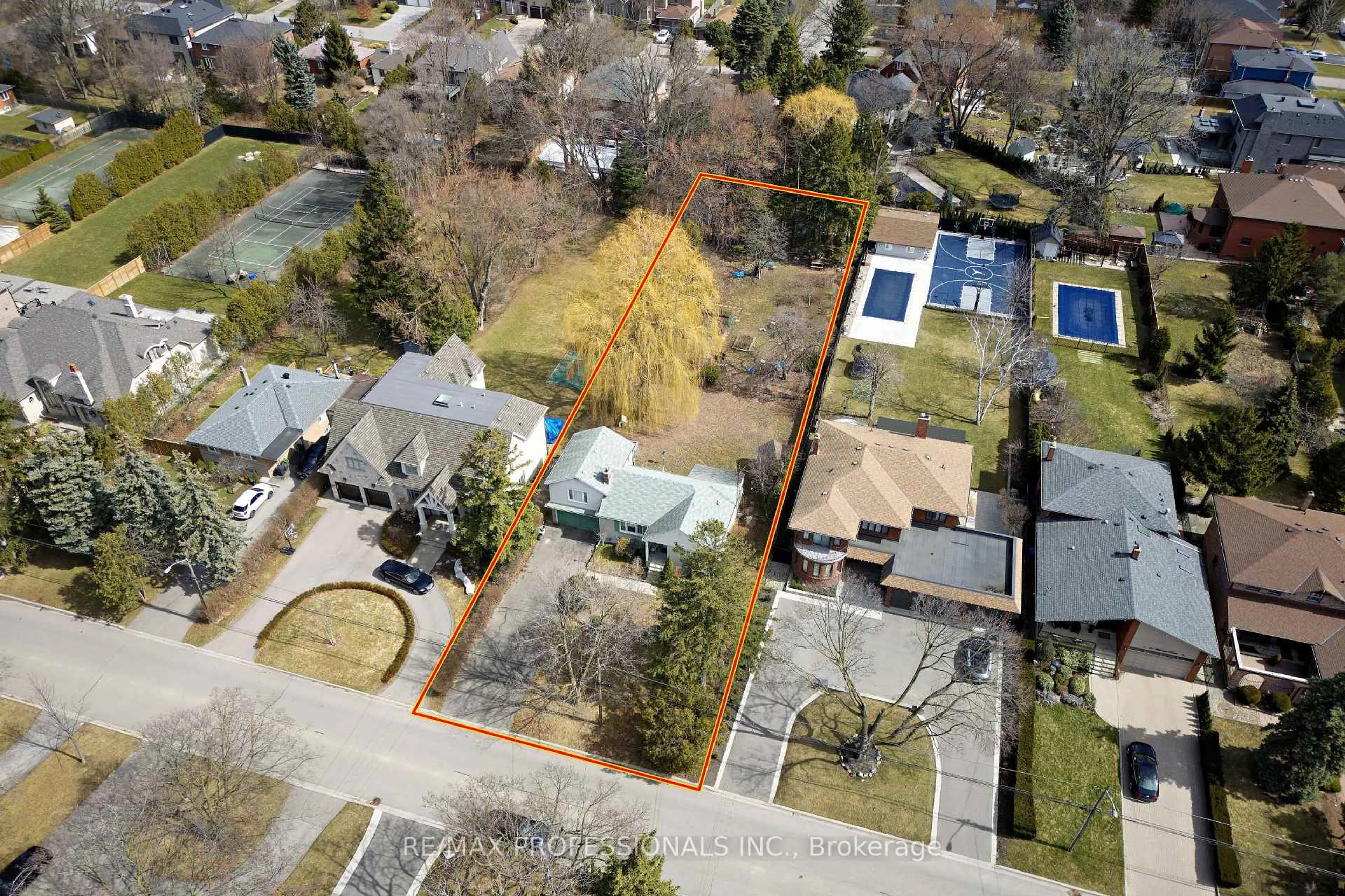 A pic from outside/outdoor area/front of a property/back of a property/a pic from drone, street for 91 Warwood Rd, Toronto Ontario M9B 5B6