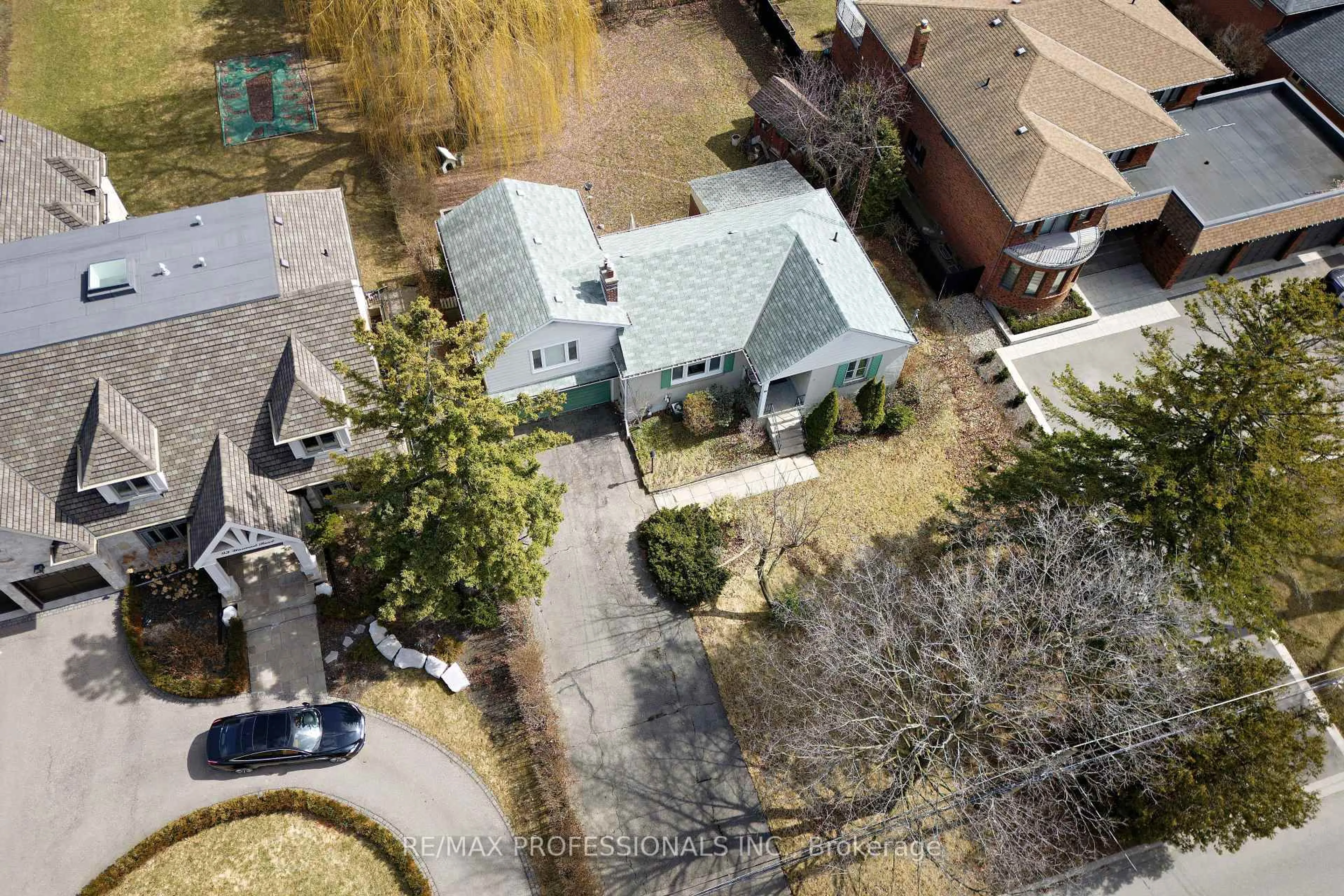 A pic from outside/outdoor area/front of a property/back of a property/a pic from drone, street for 91 Warwood Rd, Toronto Ontario M9B 5B6