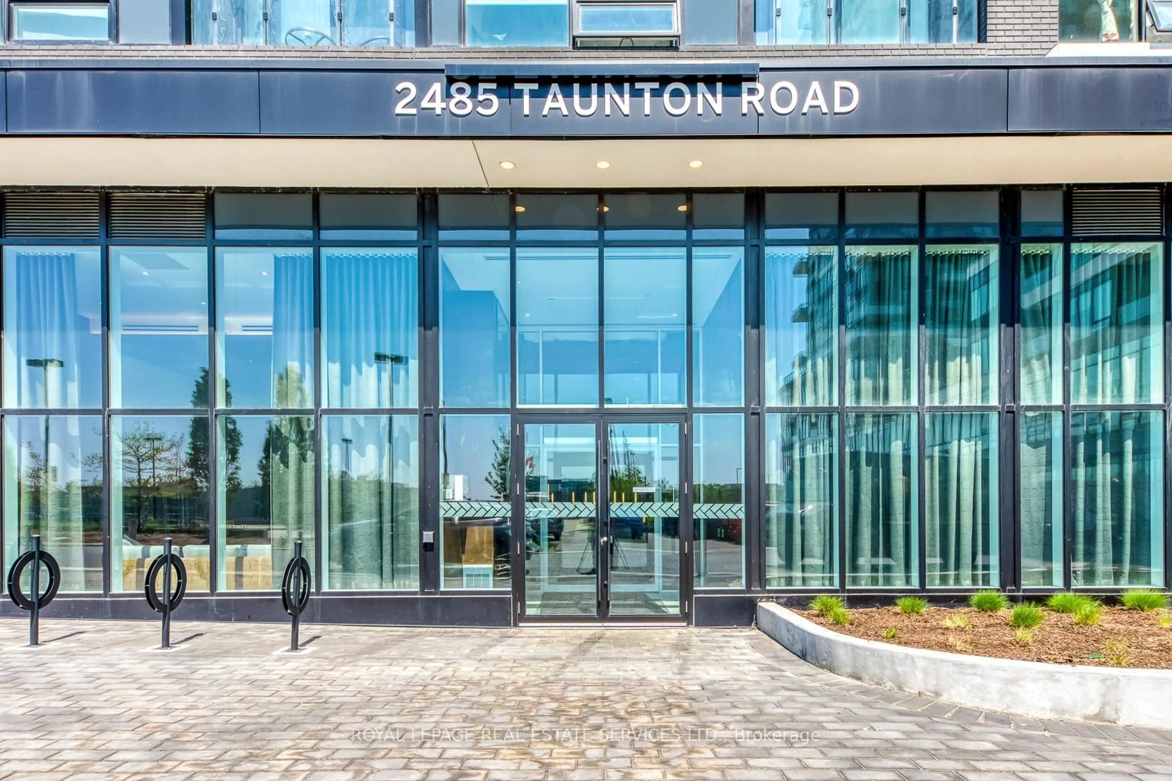 Indoor foyer for 2485 Taunton Rd #427, Oakville Ontario L6H 3R8
