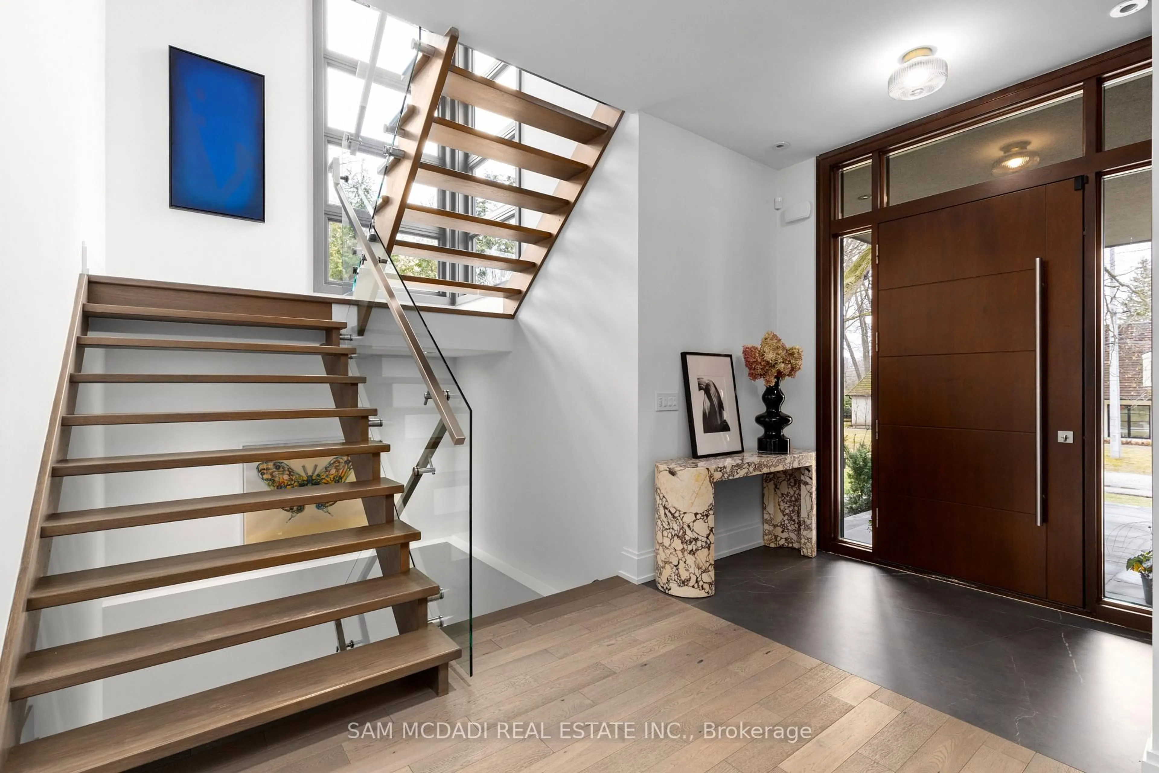 Indoor entryway for 267 Kenollie Ave, Mississauga Ontario L5G 2J1