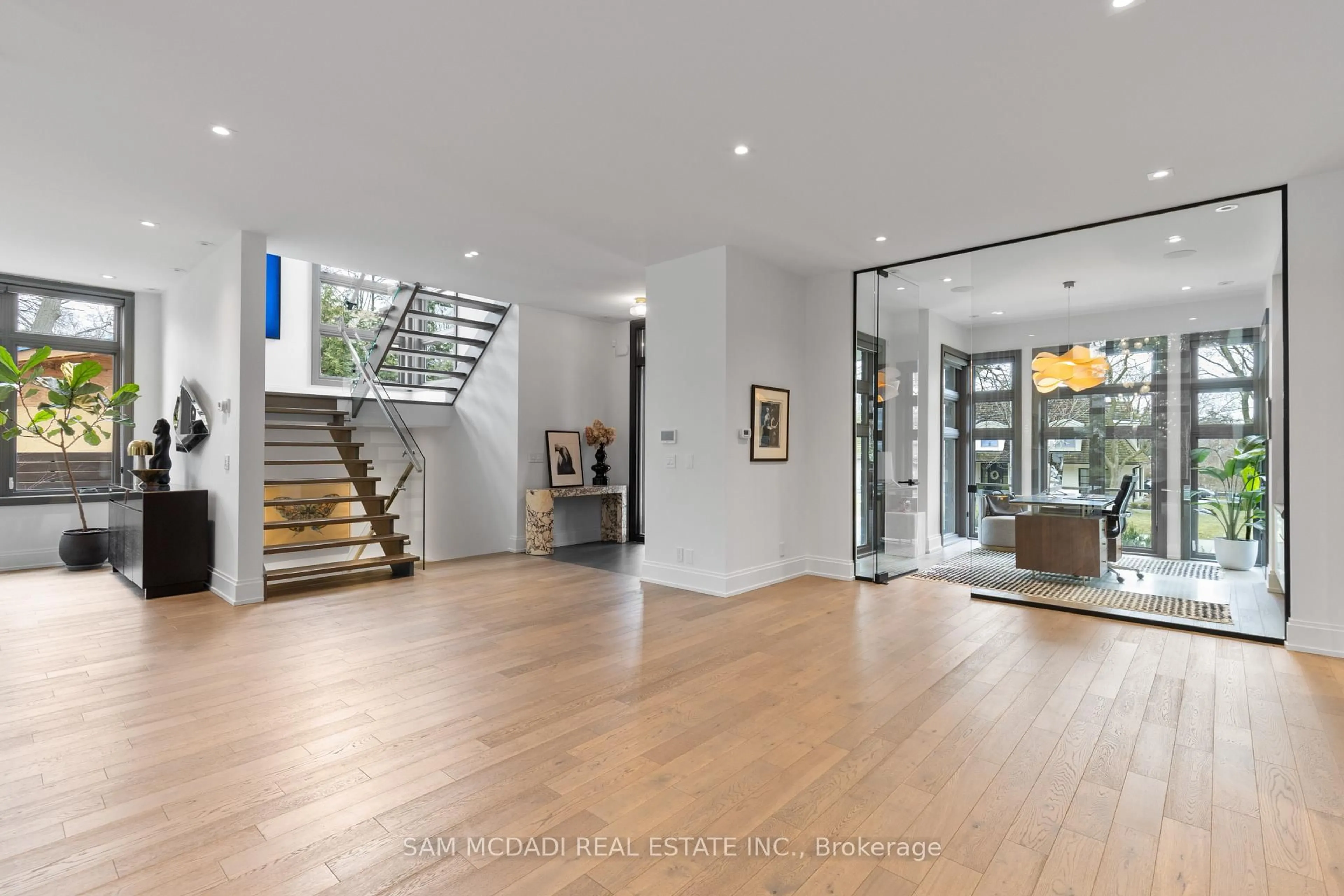 Indoor foyer for 267 Kenollie Ave, Mississauga Ontario L5G 2J1
