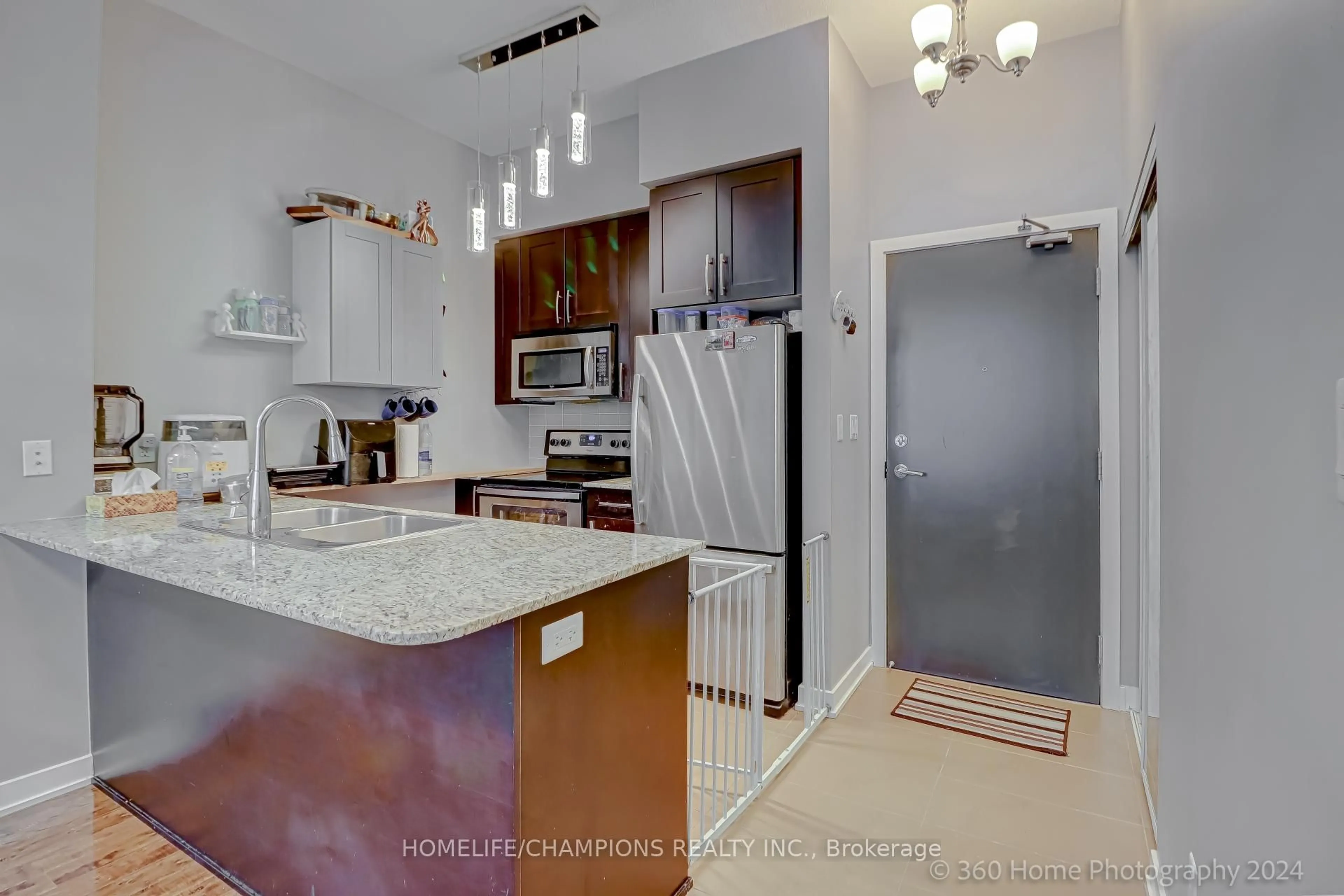 Open concept kitchen, ceramic/tile floor for 4070 Confederation Pkwy #709, Mississauga Ontario L5B 0E9