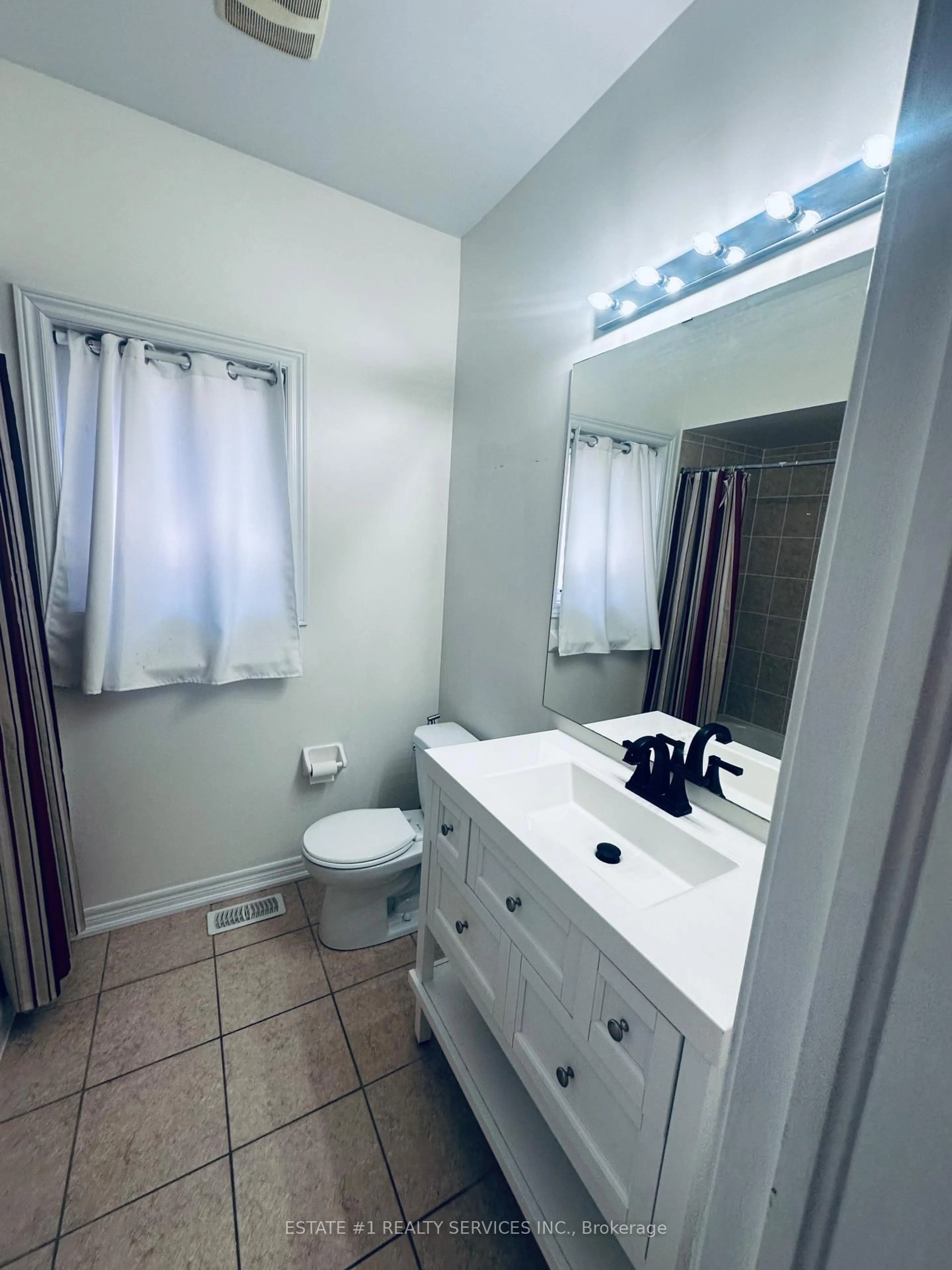 Standard bathroom, unknown for 40 Balin Cres, Brampton Ontario L6X 0V5