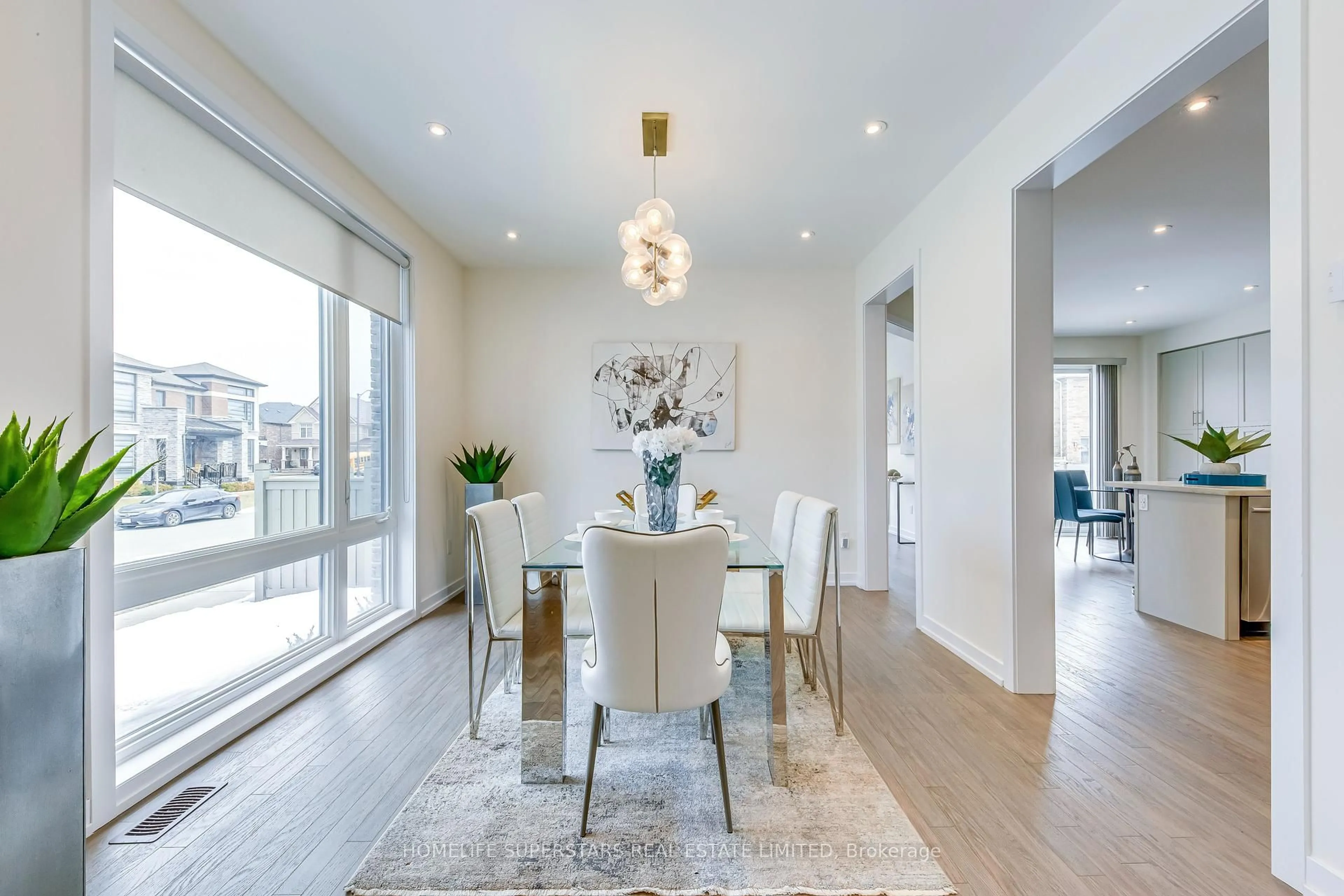 Dining room, wood/laminate floor for 15 Dalecrest Rd, Brampton Ontario L6X 5N3