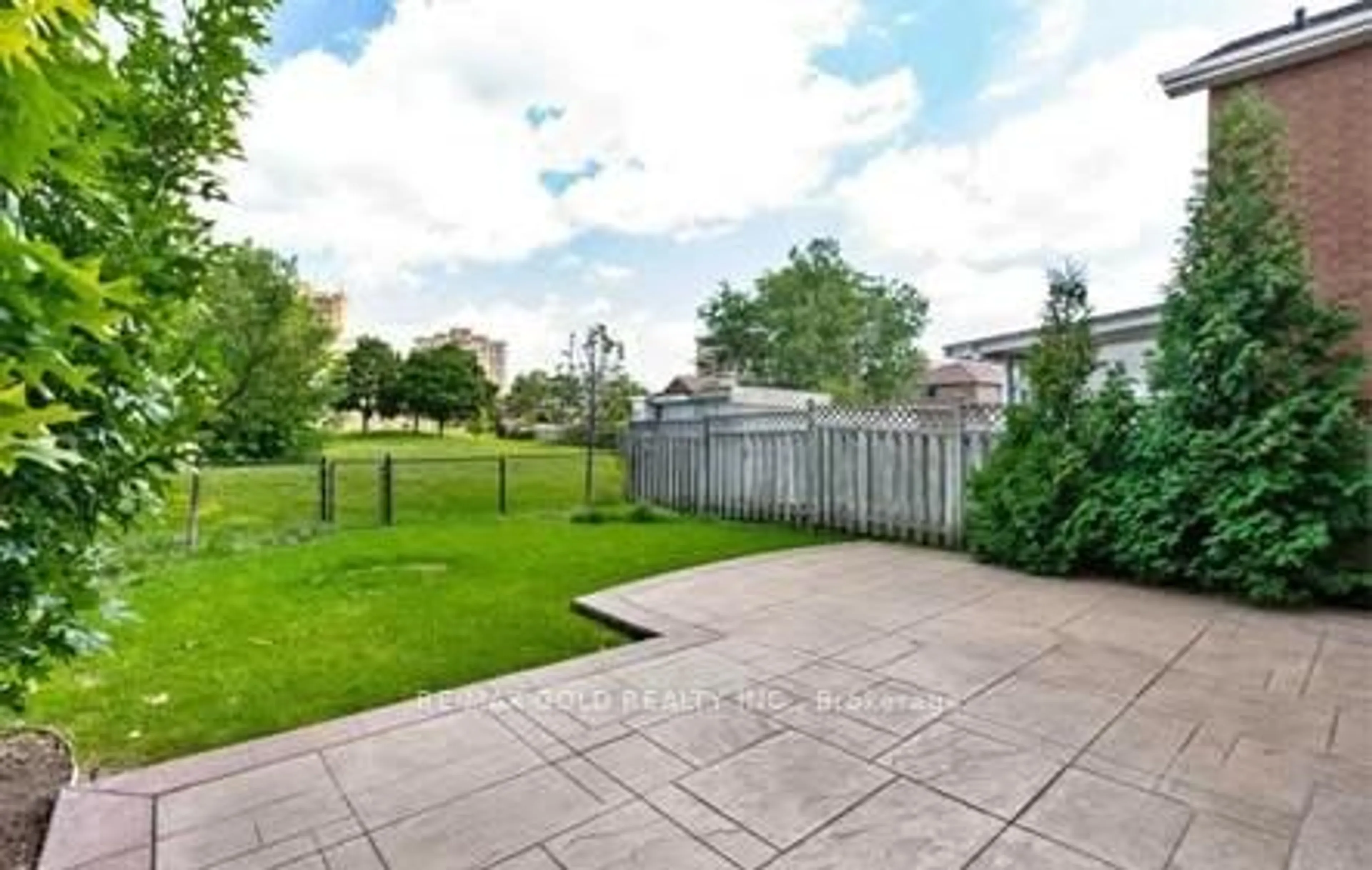 Patio, street for 36 Windmill Blvd, Brampton Ontario L6Y 3E4
