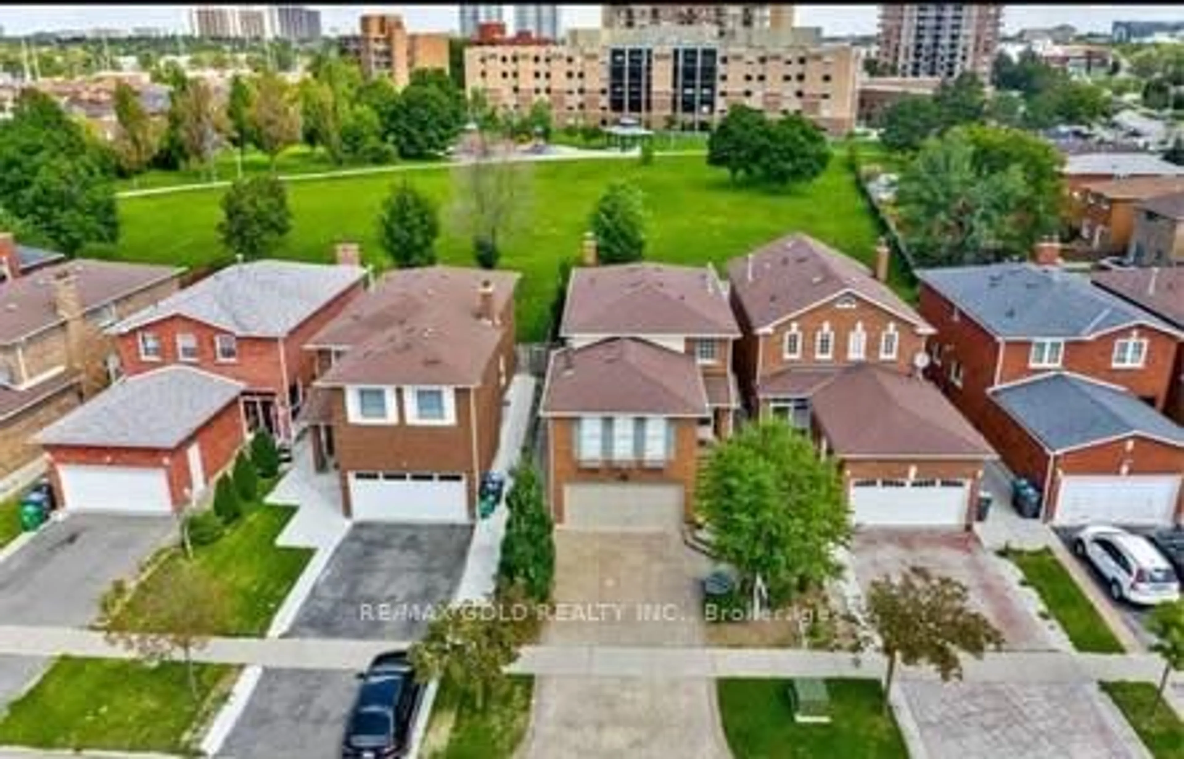 A pic from outside/outdoor area/front of a property/back of a property/a pic from drone, street for 36 Windmill Blvd, Brampton Ontario L6Y 3E4