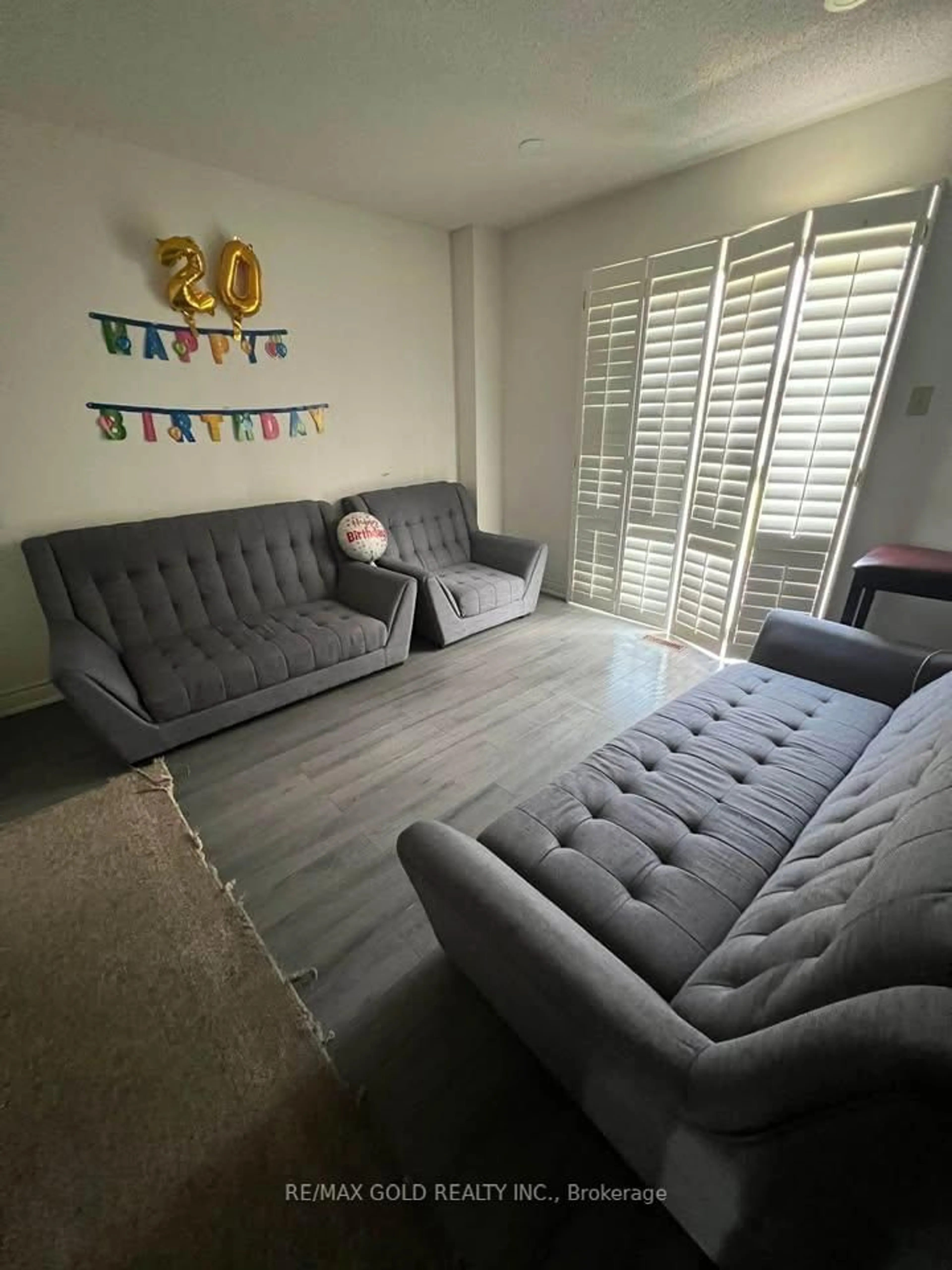 Living room with furniture, unknown for 36 Windmill Blvd, Brampton Ontario L6Y 3E4