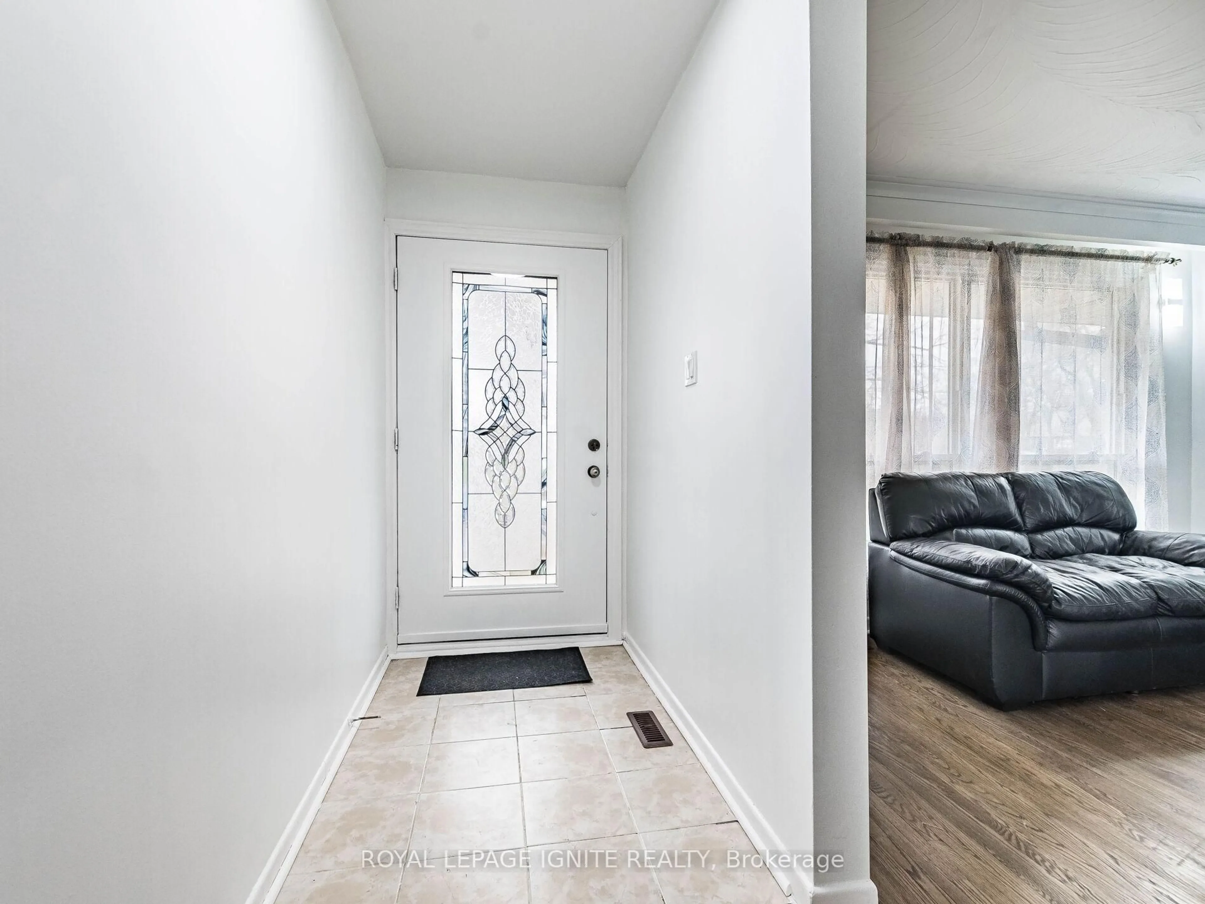 Indoor entryway for 115 Northcrest Rd, Toronto Ontario M9R 1R5