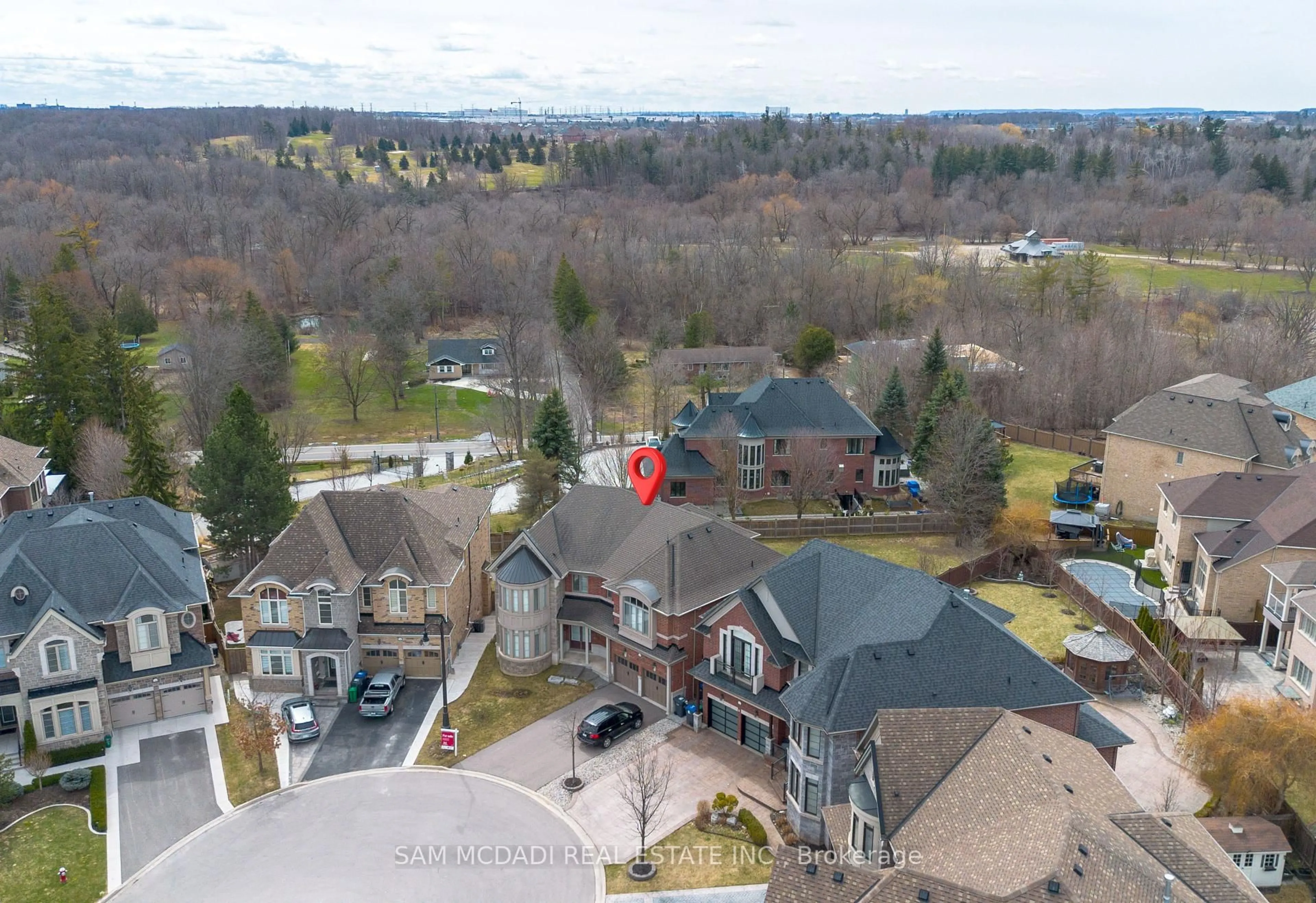 A pic from outside/outdoor area/front of a property/back of a property/a pic from drone, mountain view for 20 Hickory Ridge Crt, Brampton Ontario L6Y 3A7