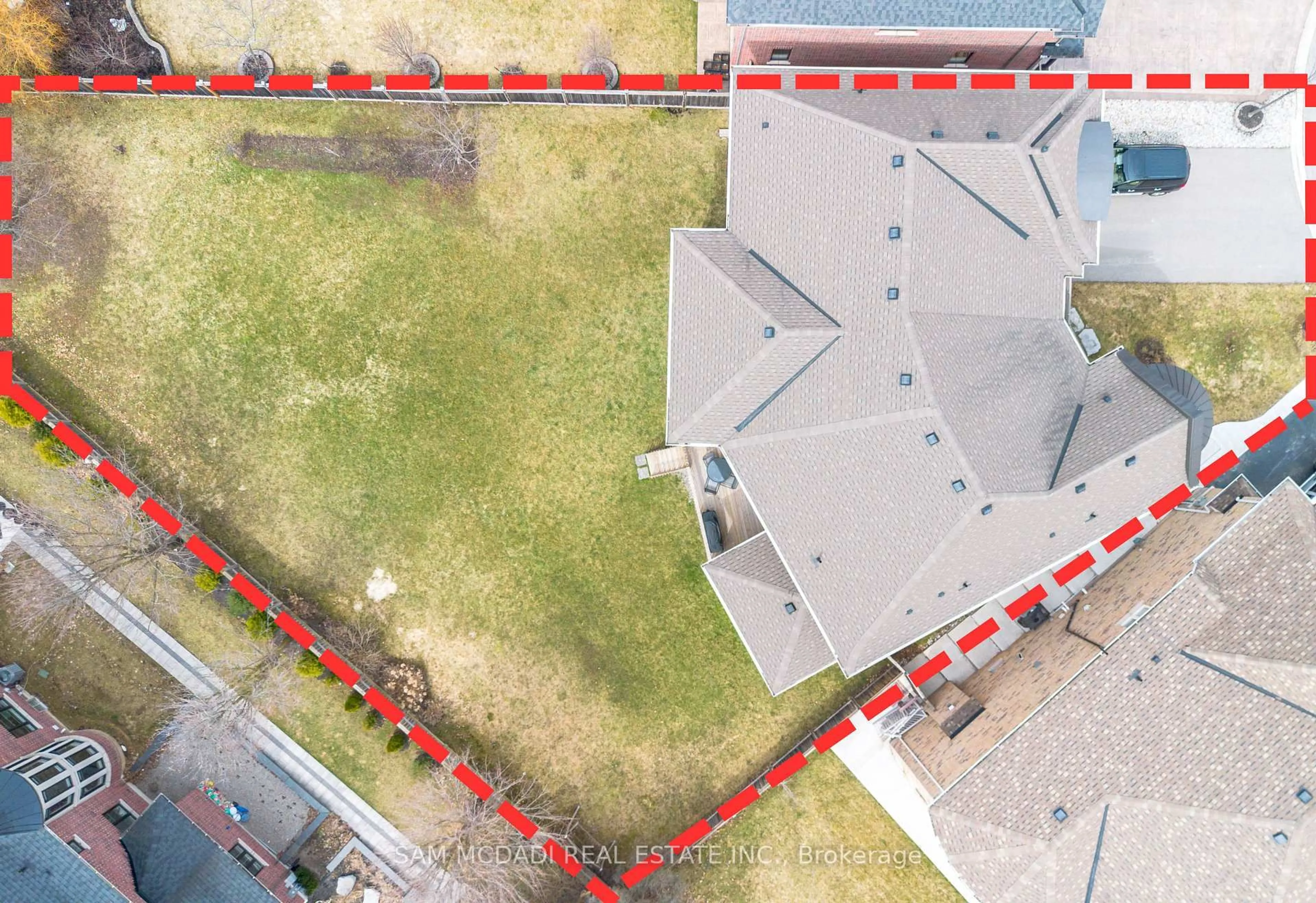 A pic from outside/outdoor area/front of a property/back of a property/a pic from drone, building for 20 Hickory Ridge Crt, Brampton Ontario L6Y 3A7