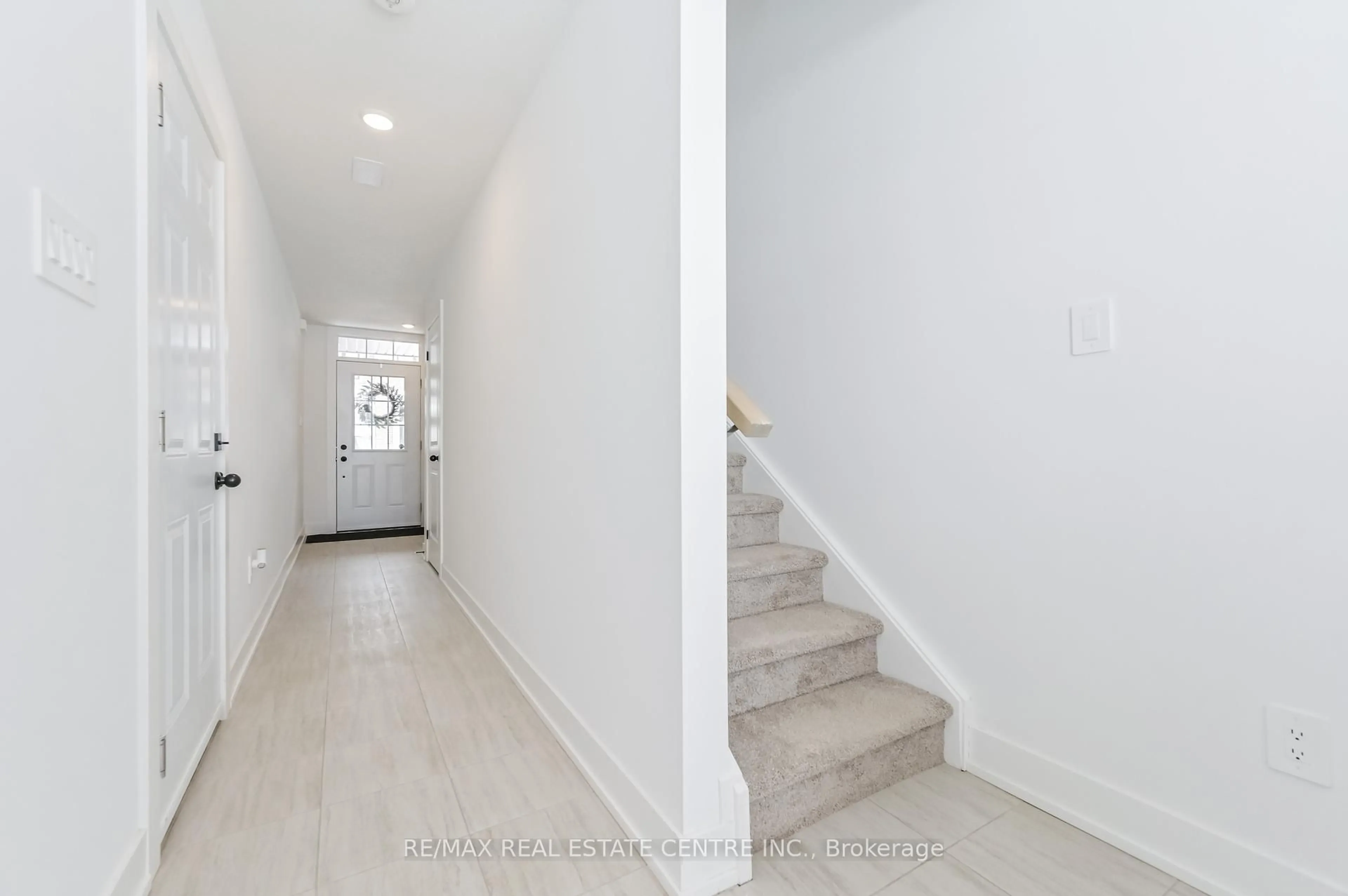 Indoor entryway for 690 Broadway Ave #3, Orangeville Ontario L9W 5C8