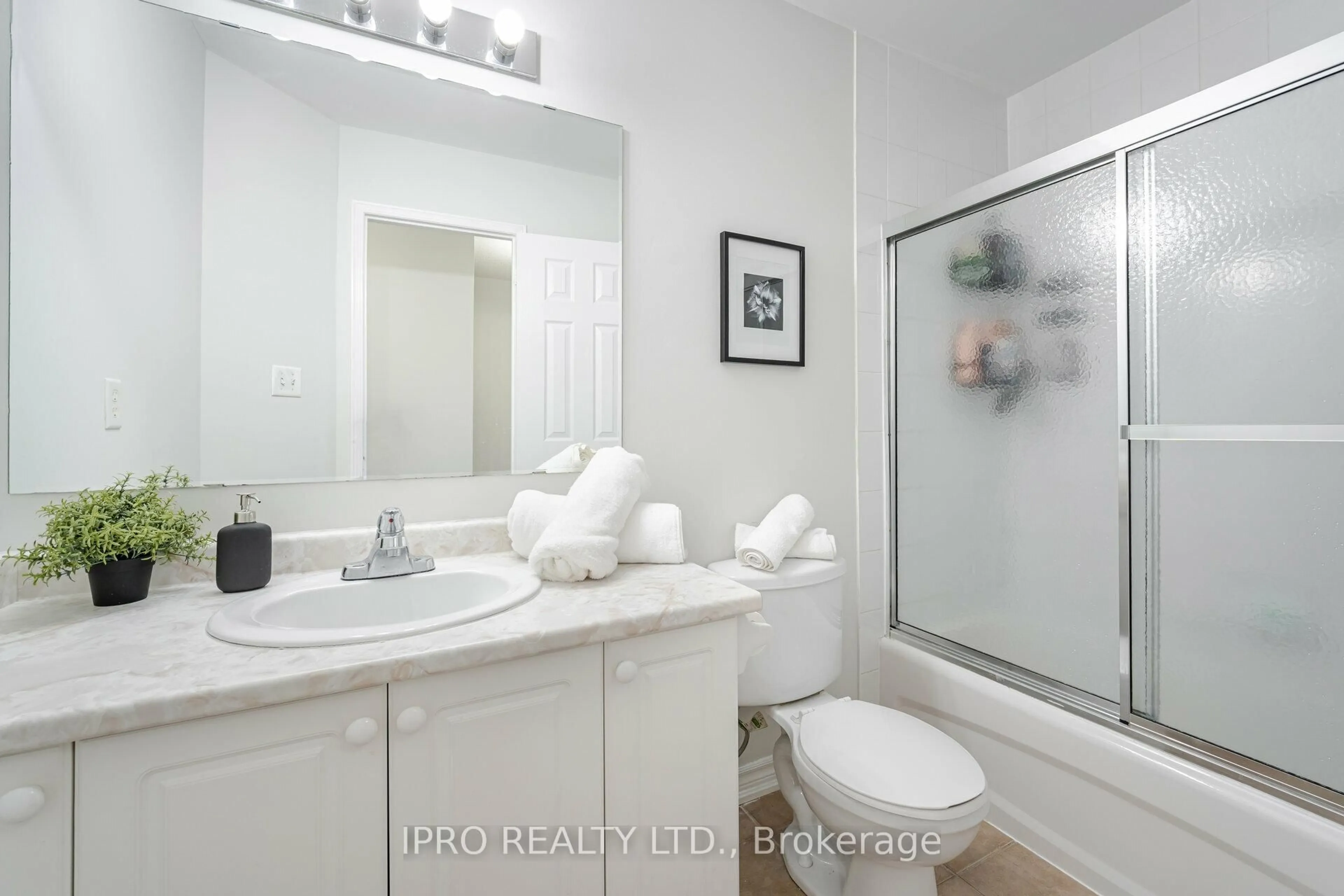 Standard bathroom, unknown for 3356 Redpath Circ, Mississauga Ontario L5N 8R1