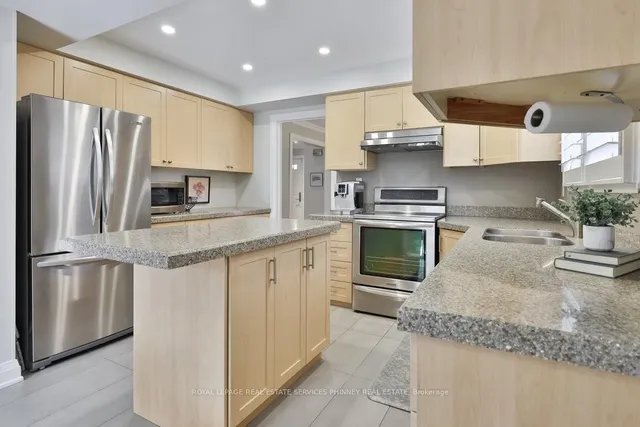 Additional property image - 402 Barclay Cres