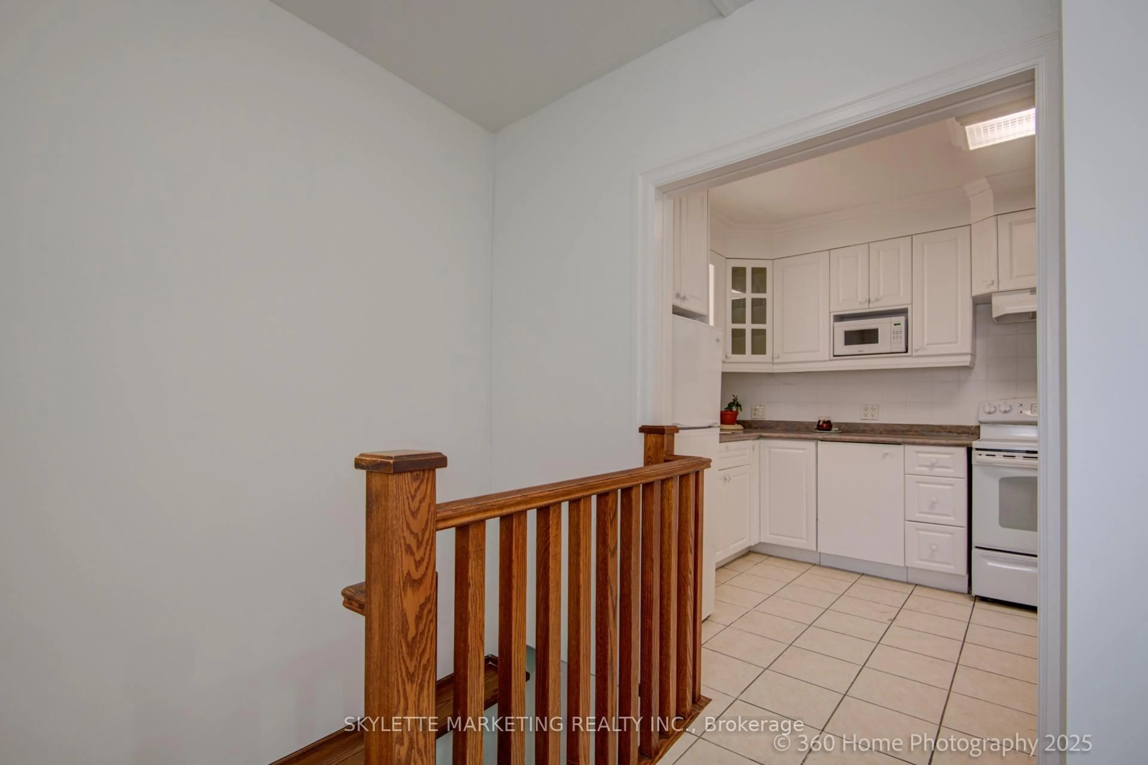 Unknown for 184 Scott Rd, Toronto Ontario M6M 3T8