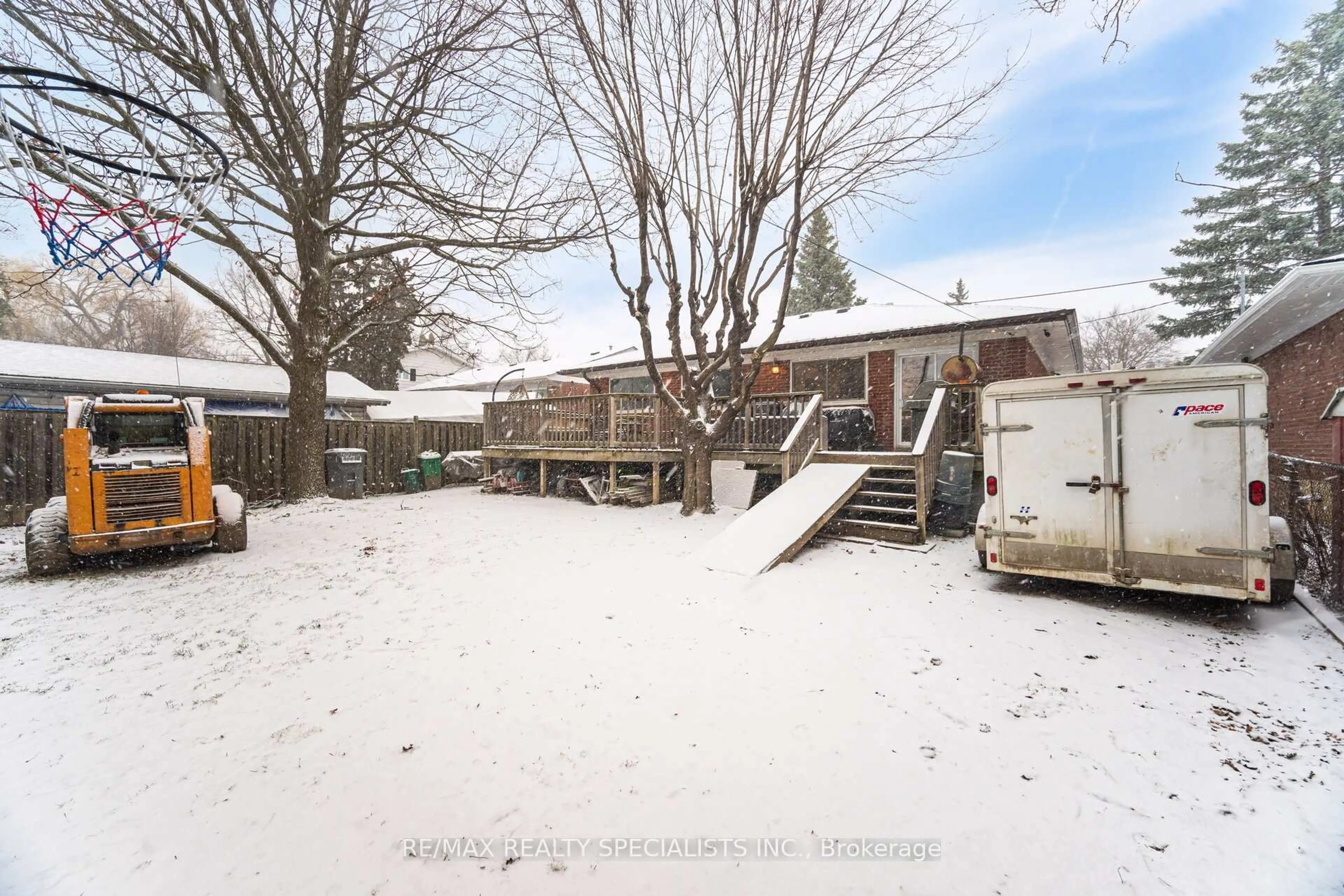 A pic from outside/outdoor area/front of a property/back of a property/a pic from drone, street for 14 Marsden Cres, Brampton Ontario L6W 2X1