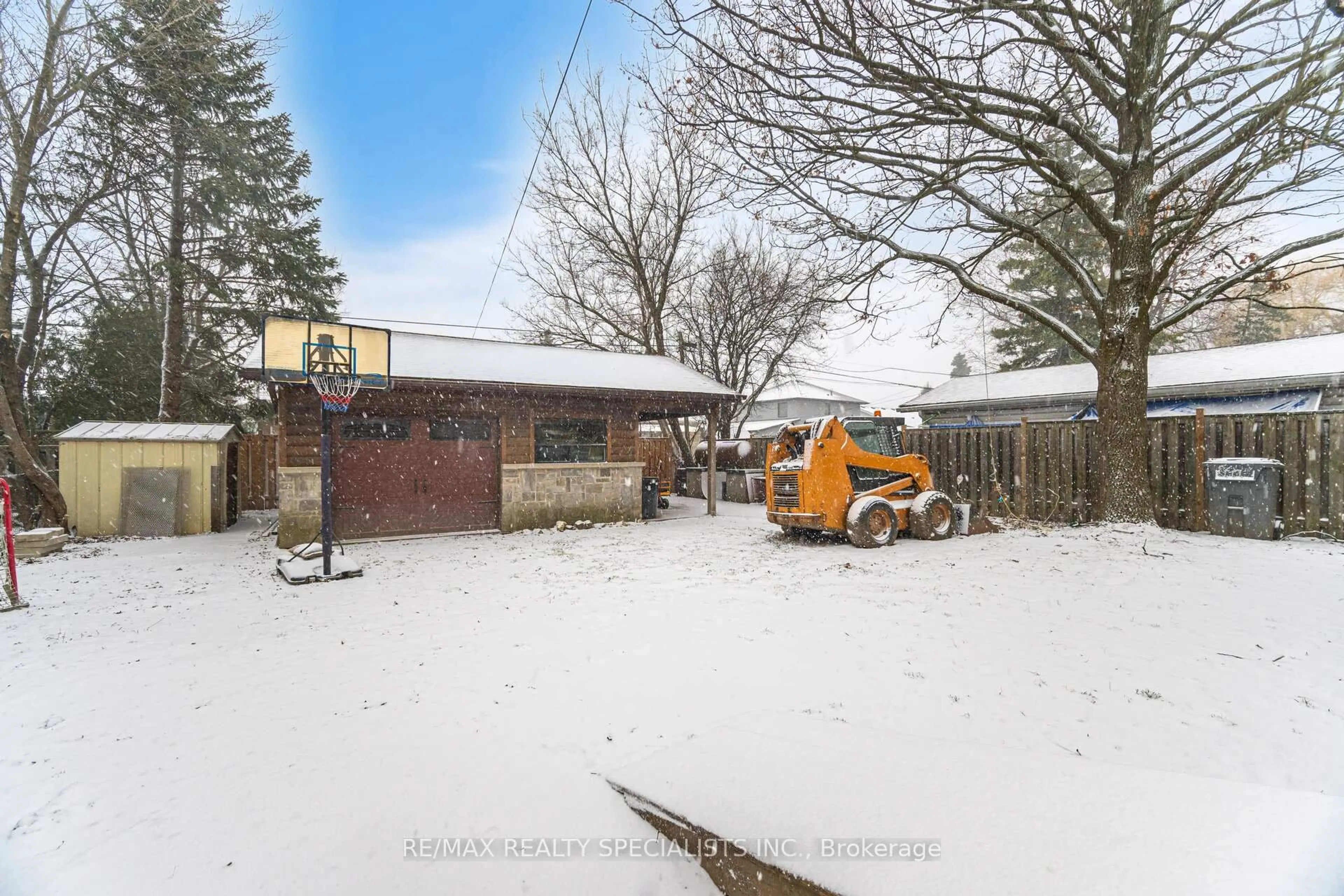 A pic from outside/outdoor area/front of a property/back of a property/a pic from drone, street for 14 Marsden Cres, Brampton Ontario L6W 2X1