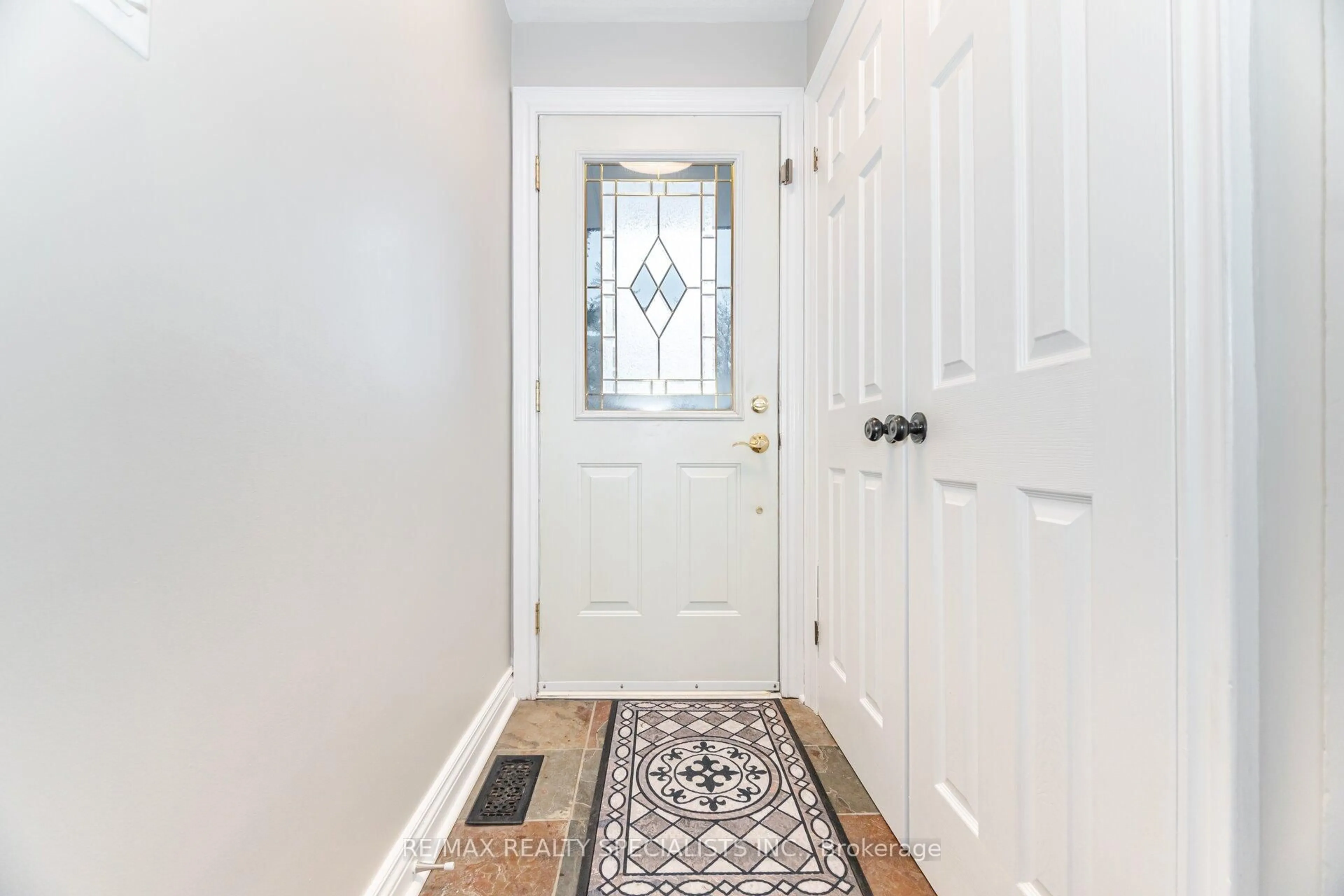 Indoor entryway for 14 Marsden Cres, Brampton Ontario L6W 2X1