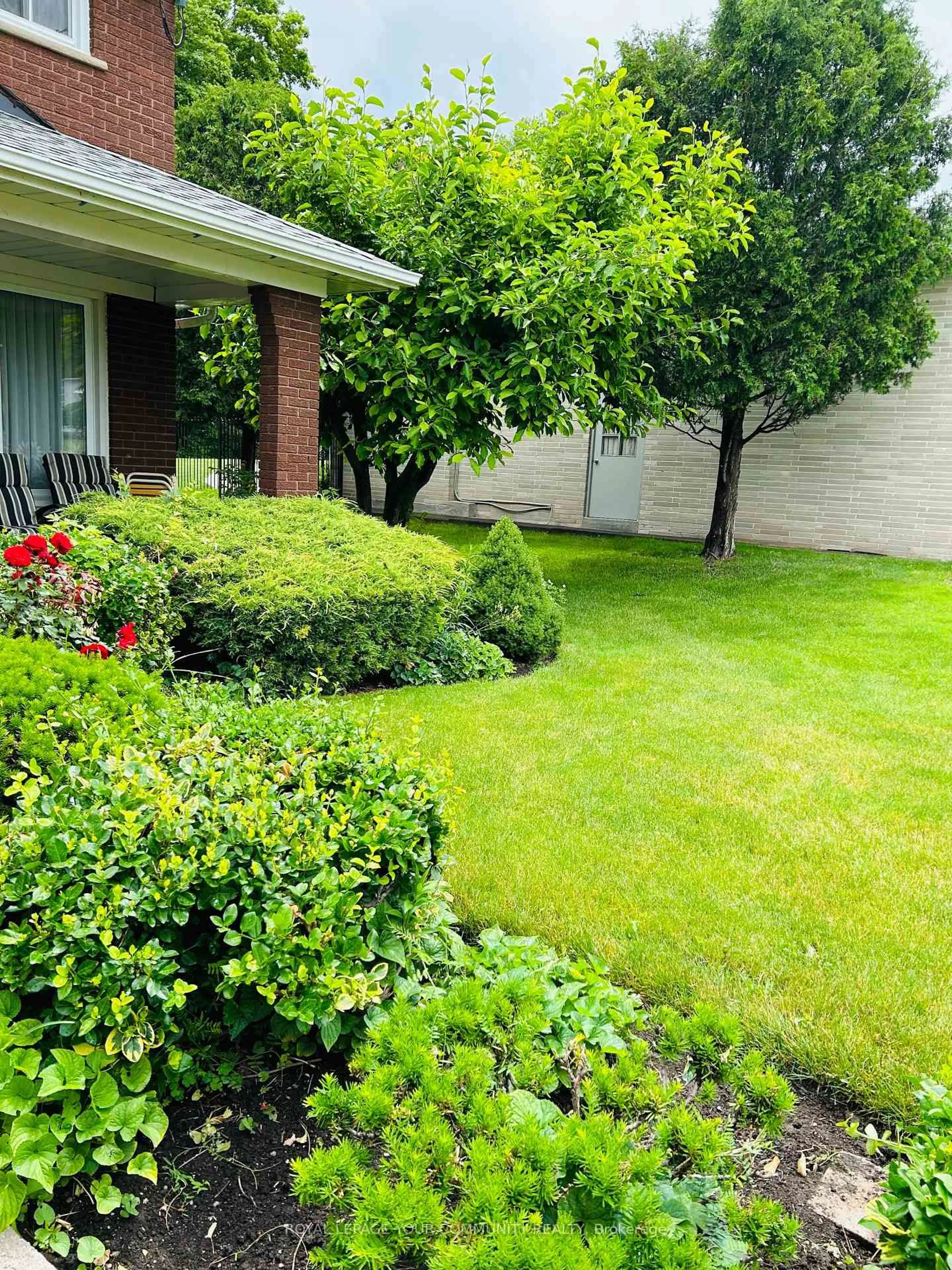 Patio, street for 21 Disan Crt, Toronto Ontario M9V 4A5