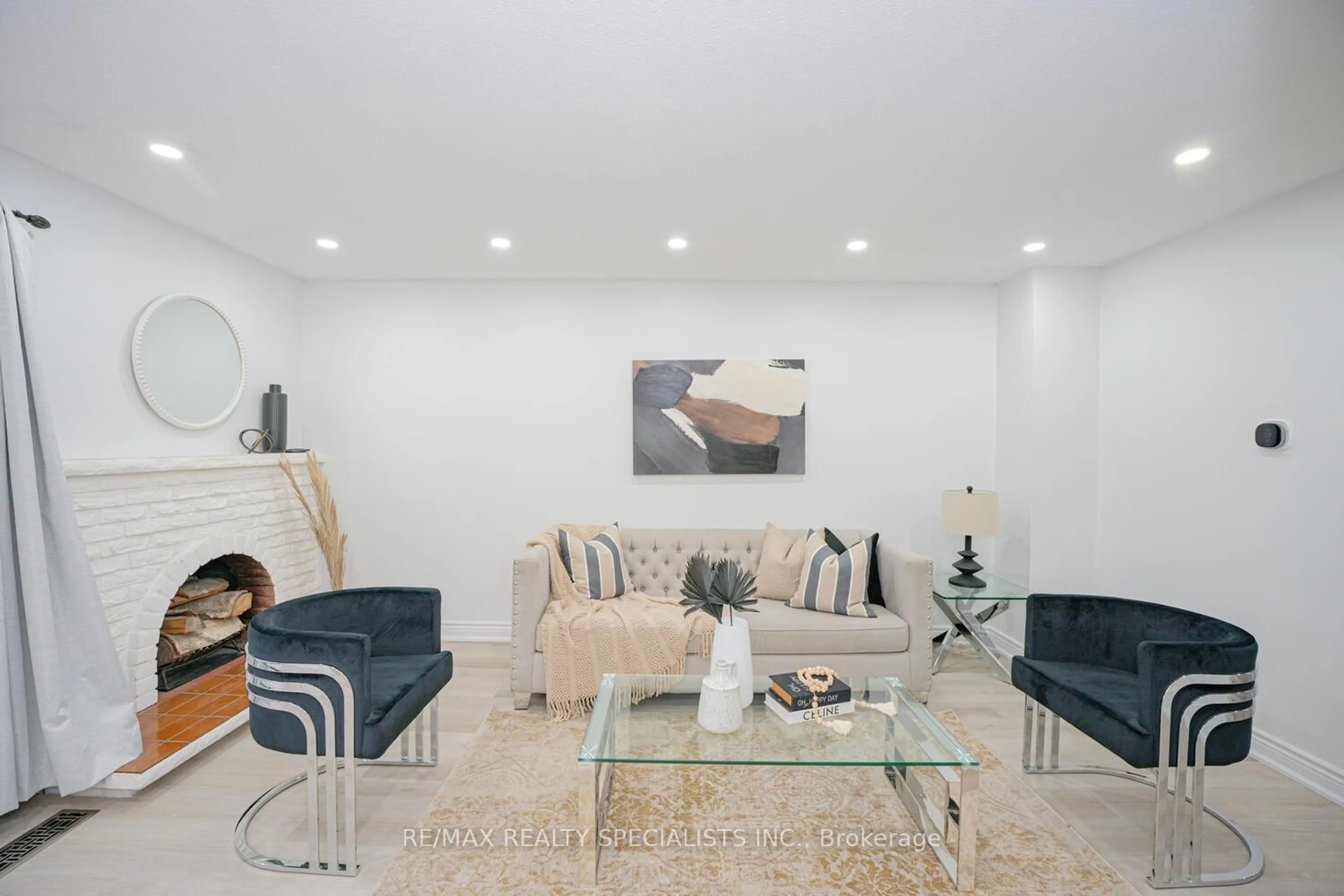 Living room with furniture, unknown for 45 Greenwich Circ #45, Brampton Ontario L6S 2E6