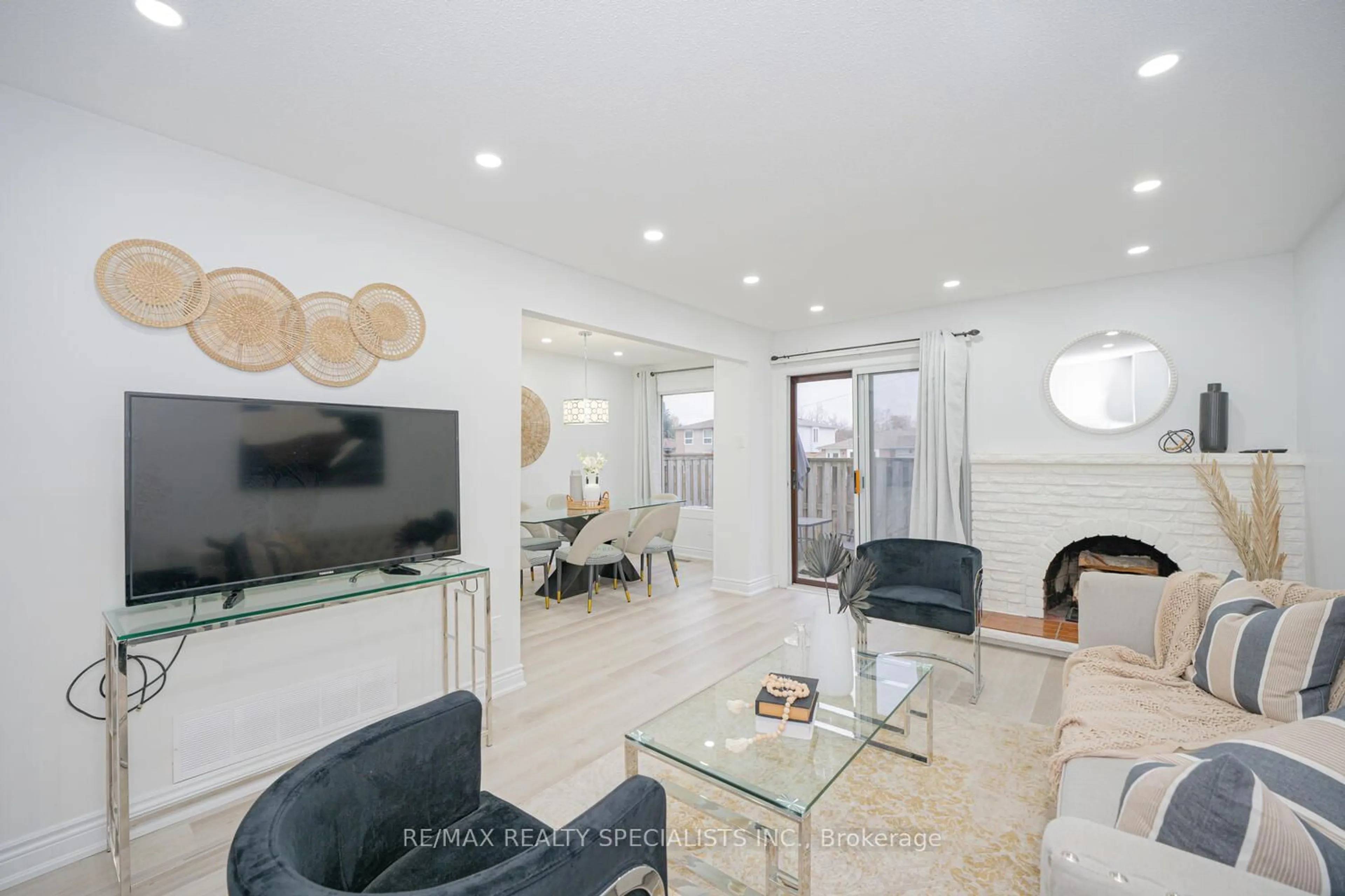 Living room with furniture, unknown for 45 Greenwich Circ #45, Brampton Ontario L6S 2E6
