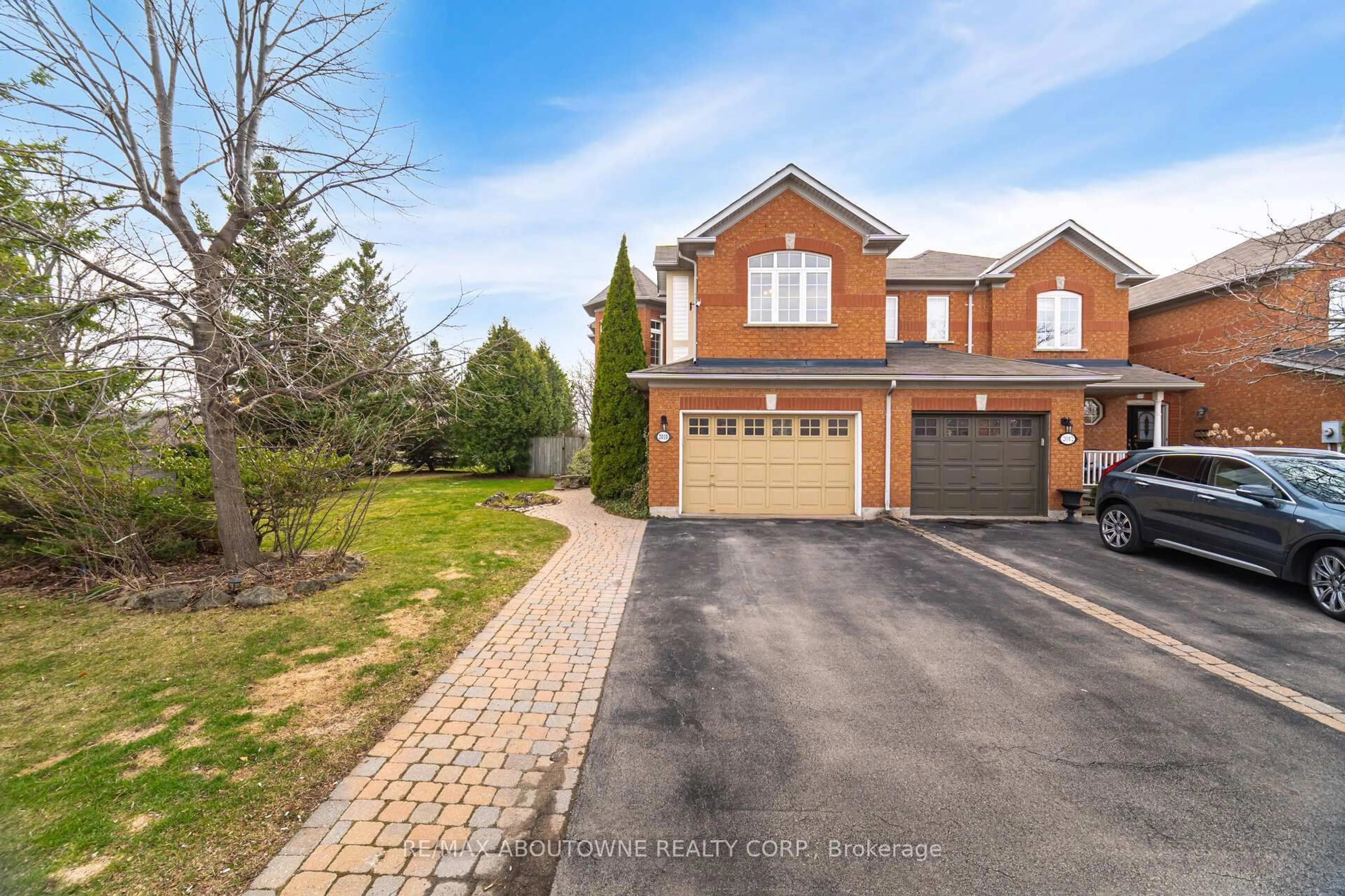 A pic from outside/outdoor area/front of a property/back of a property/a pic from drone, street for 2010 Atkinson Dr, Burlington Ontario L7M 4J1