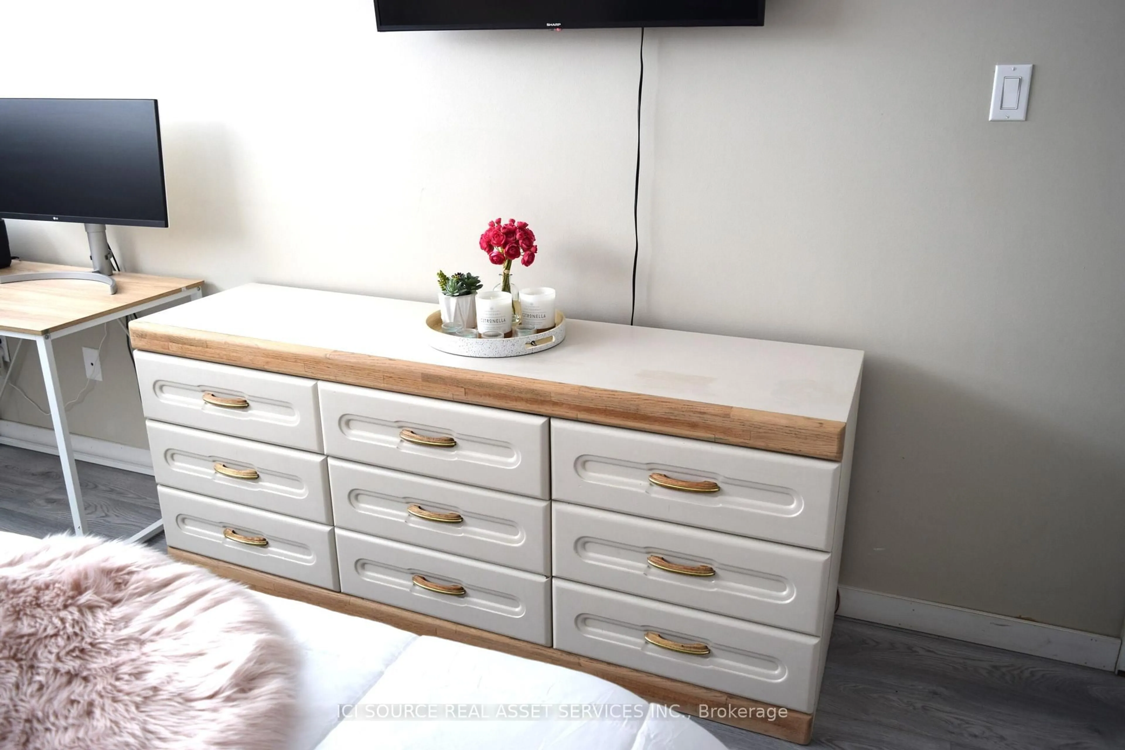 A pic of a room for 212 Kerr St #601, Oakville Ontario L6K 3B1