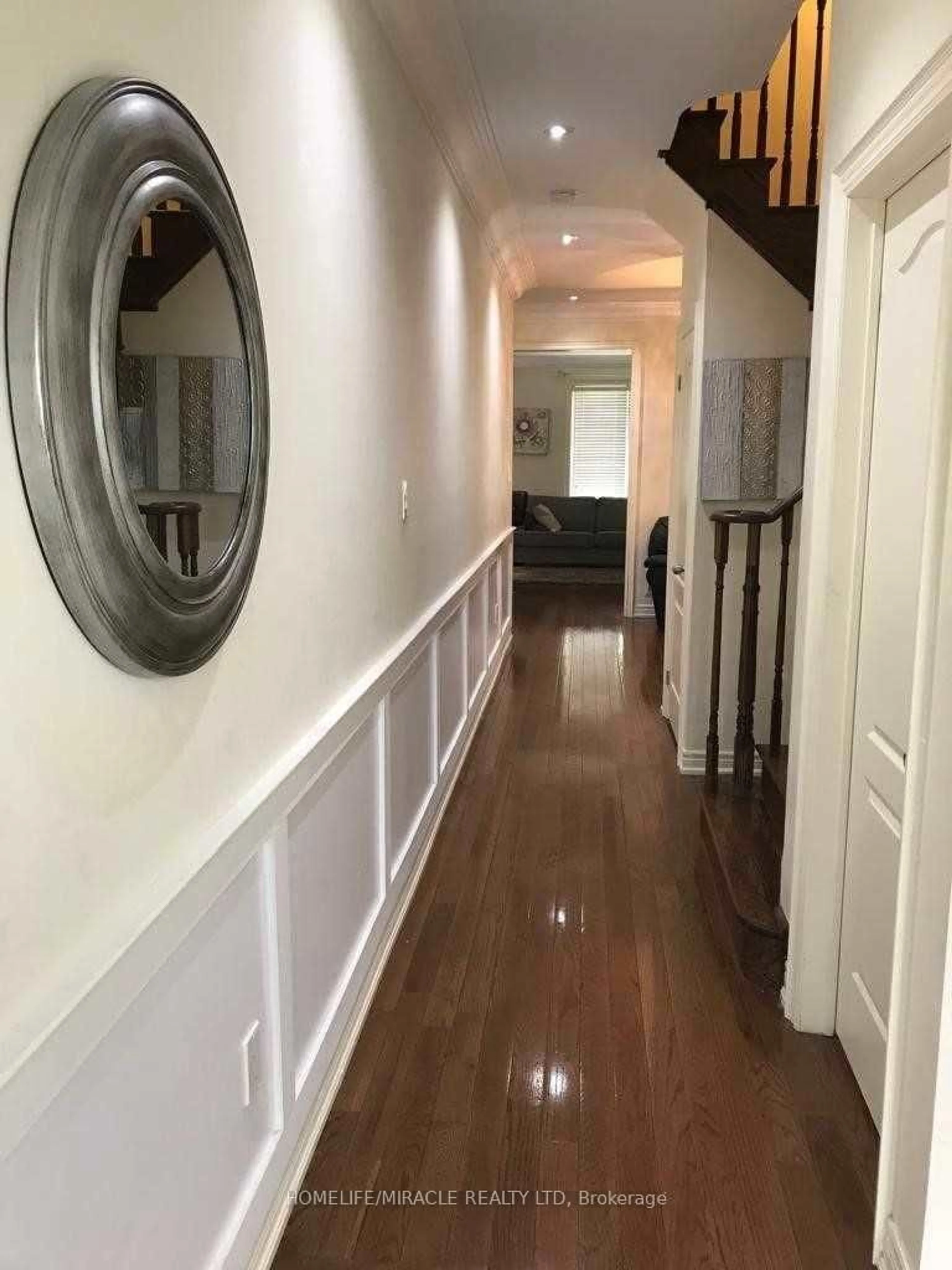 Indoor entryway for 28 Sussexvale Dr, Brampton Ontario L6R 3S1