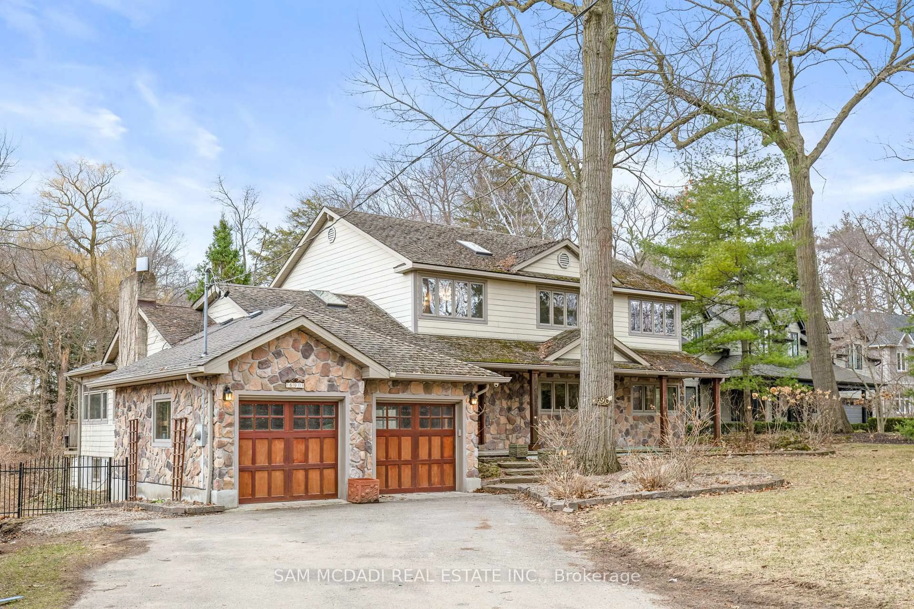Home with brick exterior material, street for 690 Meadow Wood Rd, Mississauga Ontario L5J 2S6