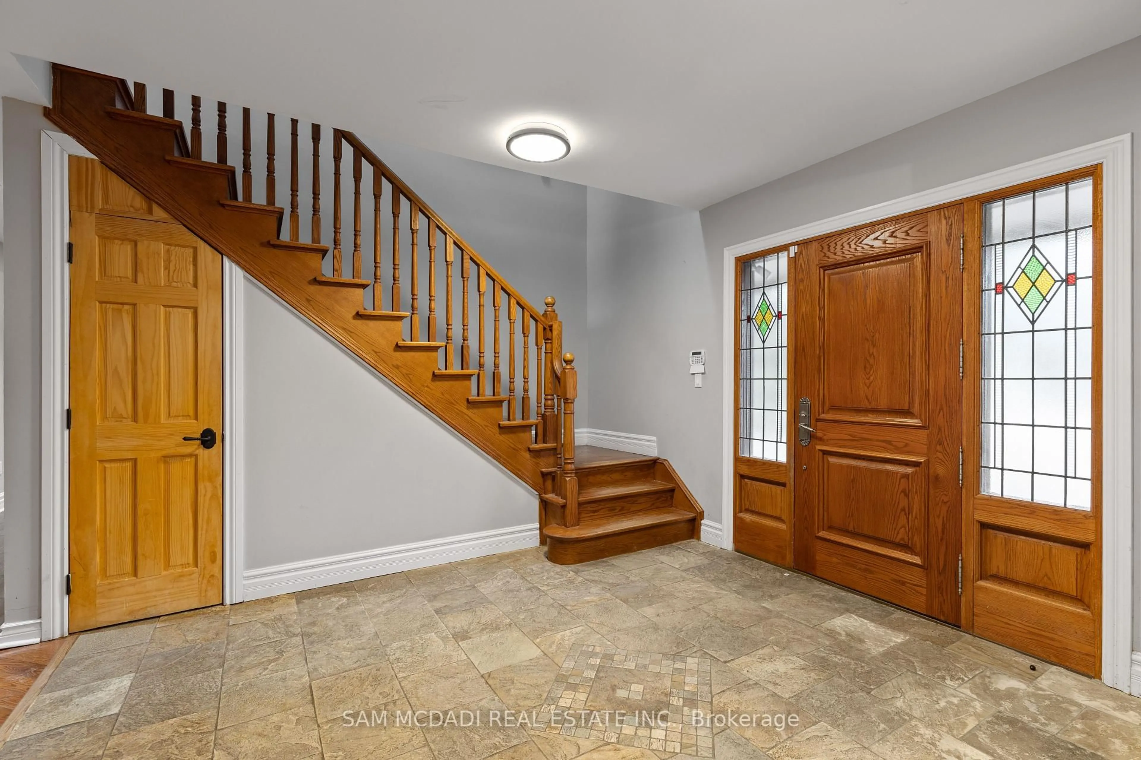 Indoor entryway for 690 Meadow Wood Rd, Mississauga Ontario L5J 2S6