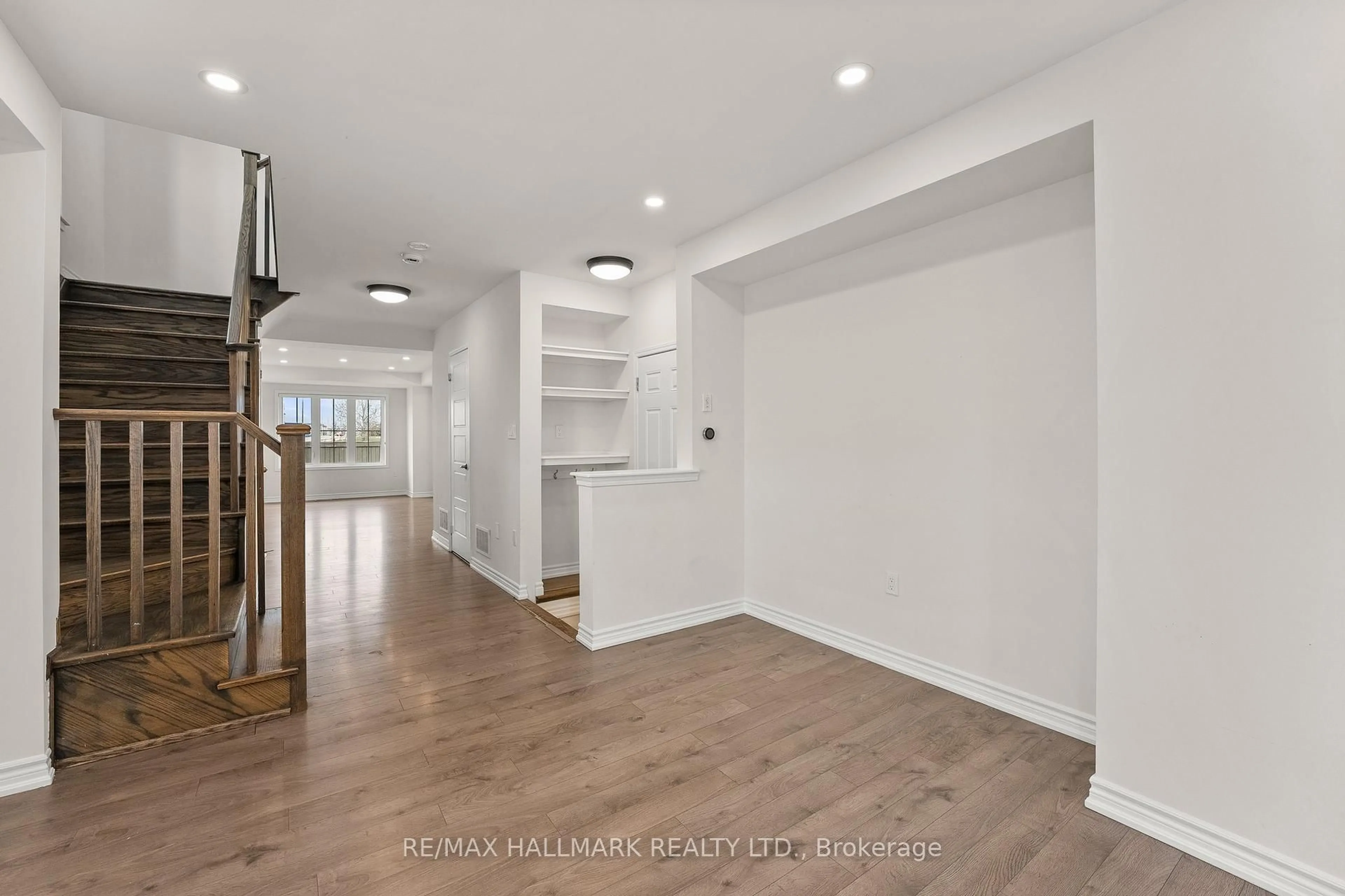 Indoor entryway for 134 Lemieux Crt, Milton Ontario L9E 1E9