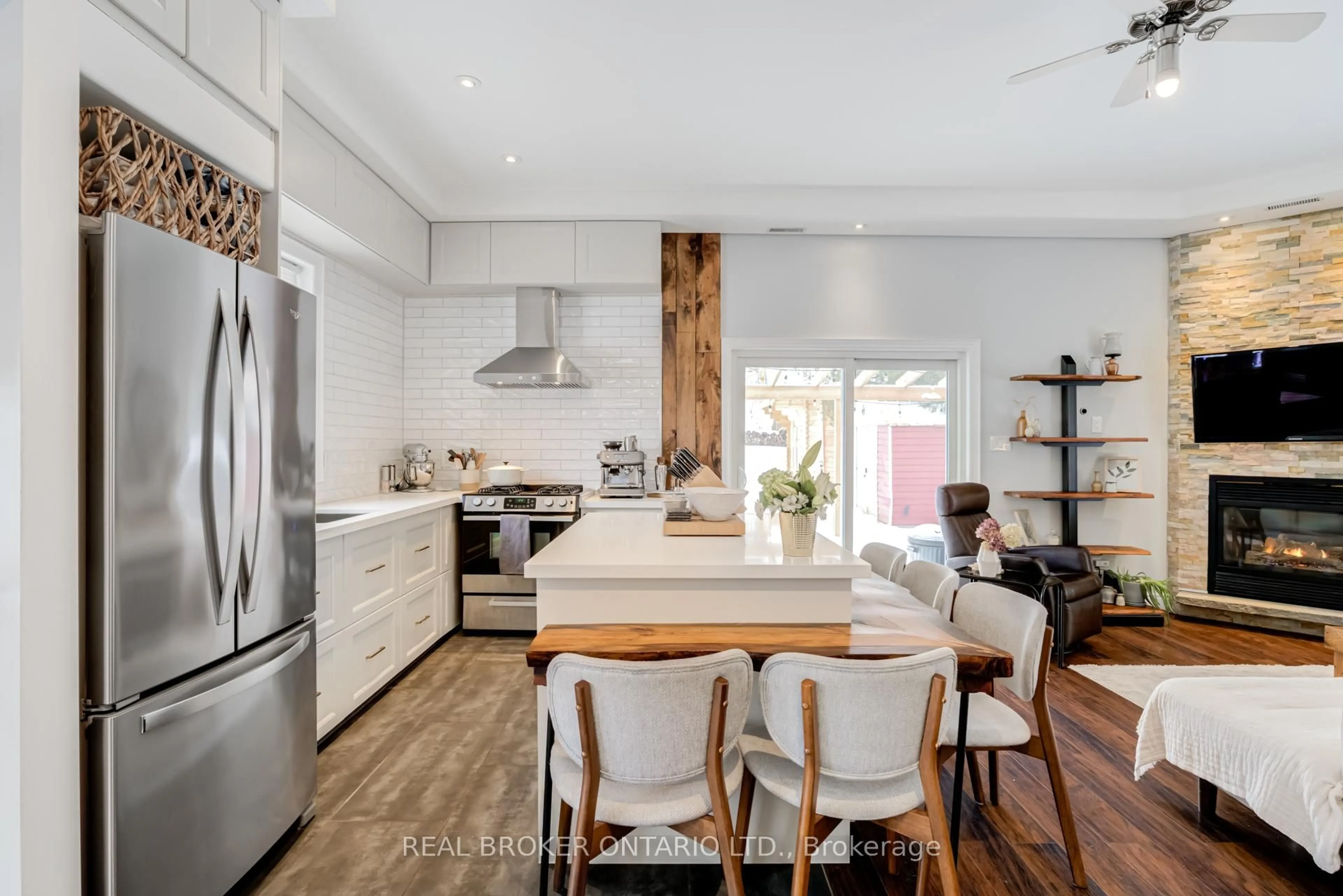 Open concept kitchen, unknown for 29 Old Pavillion Rd, Caledon Ontario L7C 3J8
