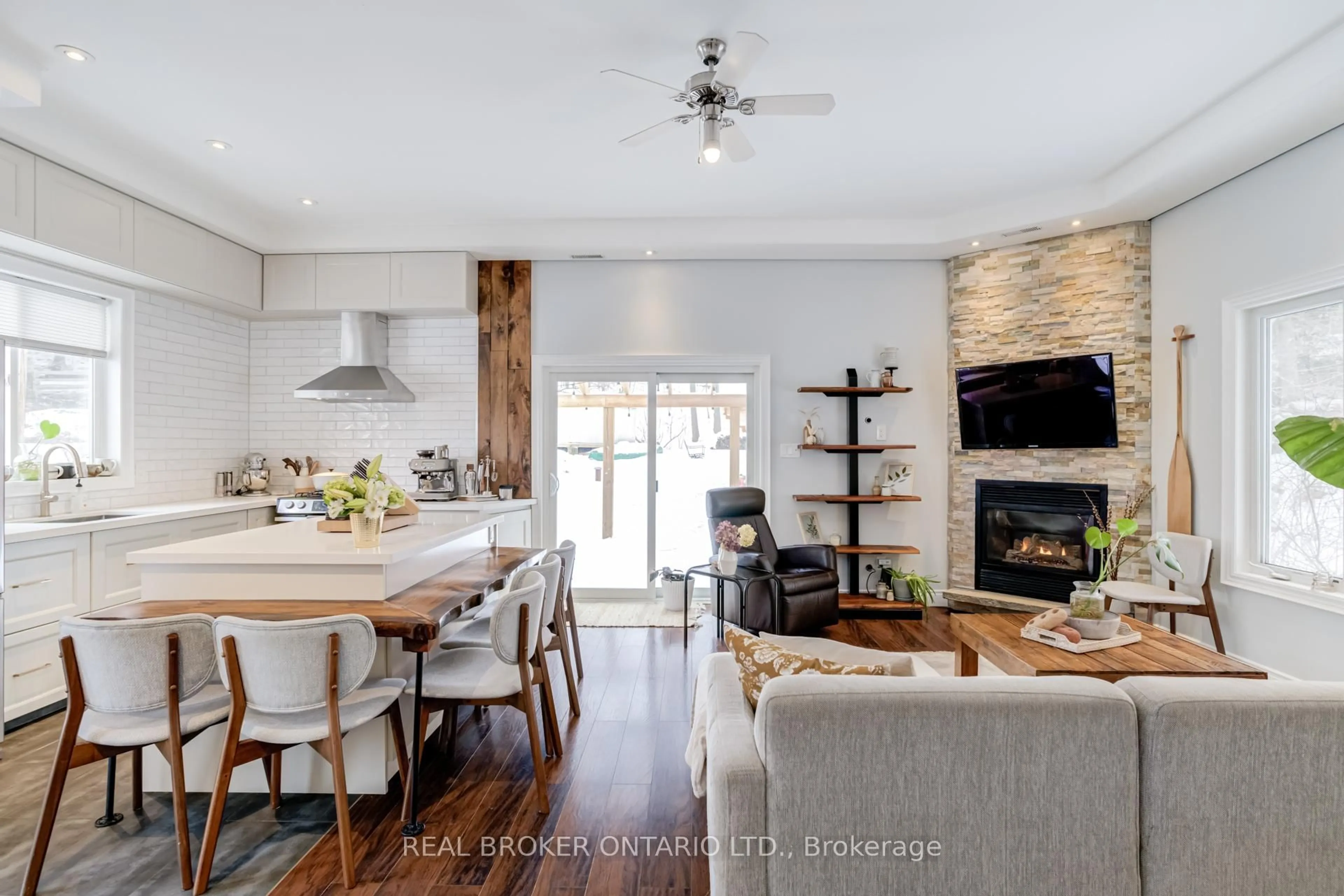 Open concept kitchen, unknown for 29 Old Pavillion Rd, Caledon Ontario L7C 3J8