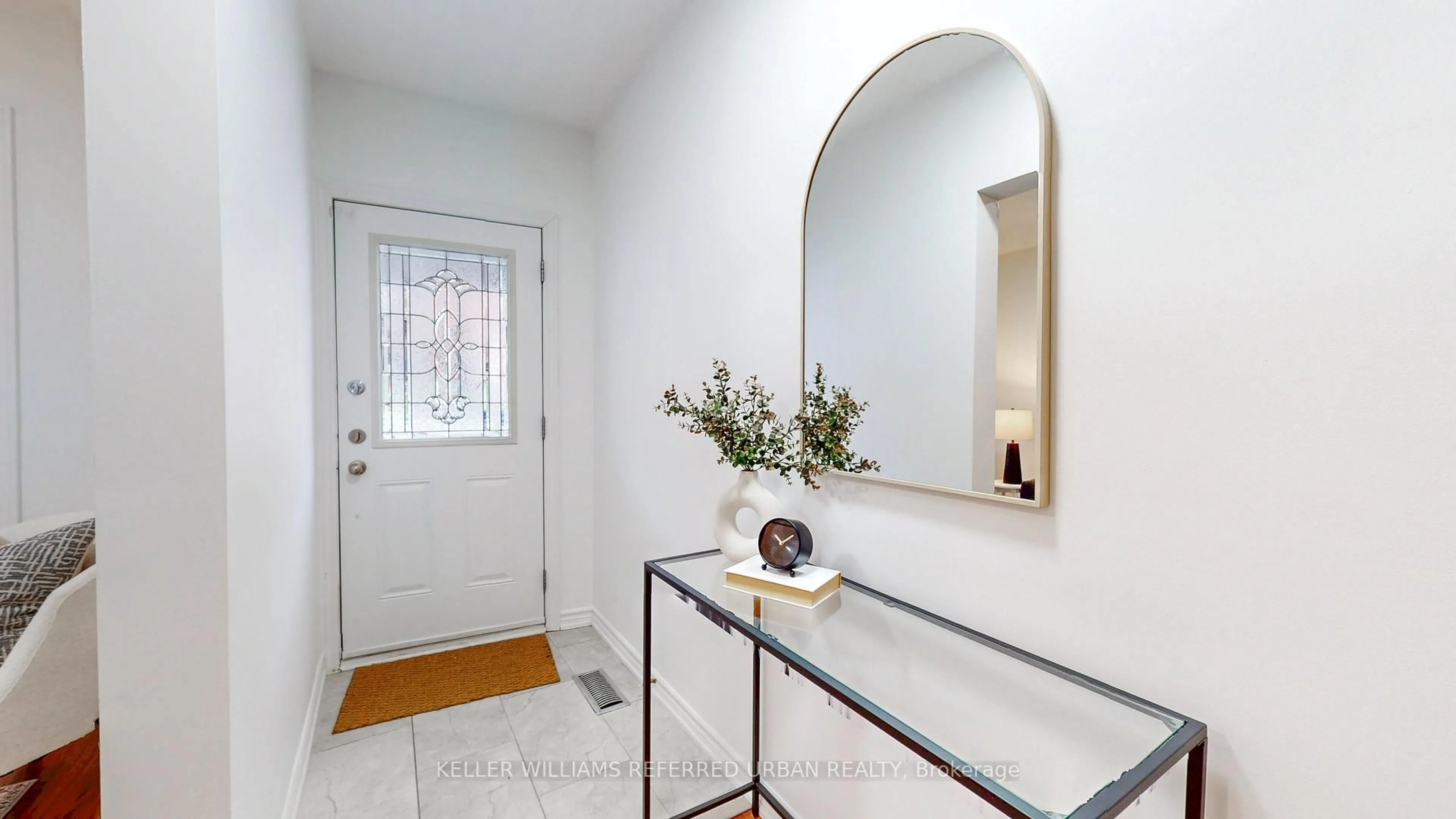 Indoor entryway for 1269 Davenport Rd, Toronto Ontario M6H 2H2
