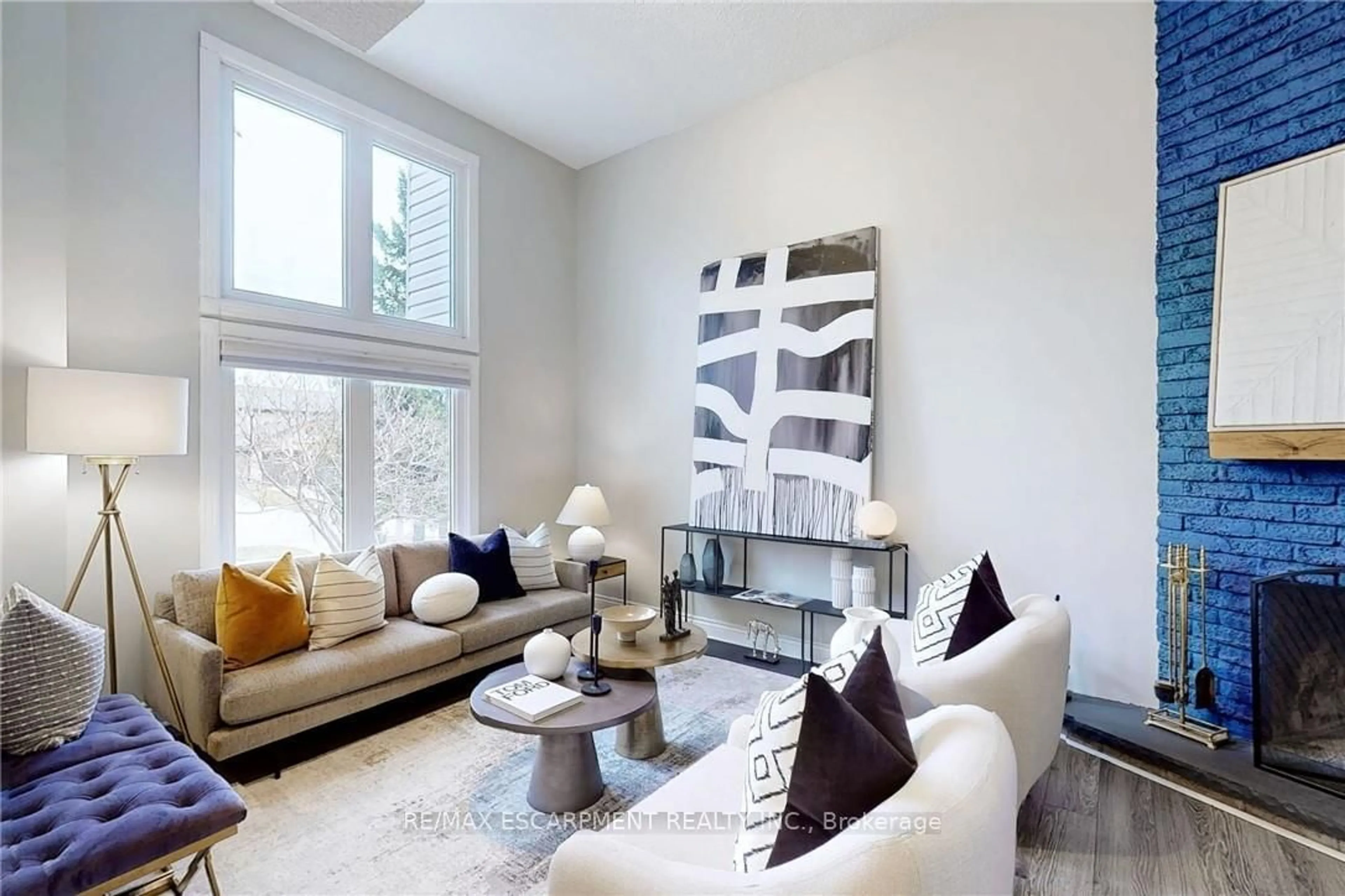 Living room with furniture, unknown for 2368 Cavendish Dr, Burlington Ontario L7P 3B8