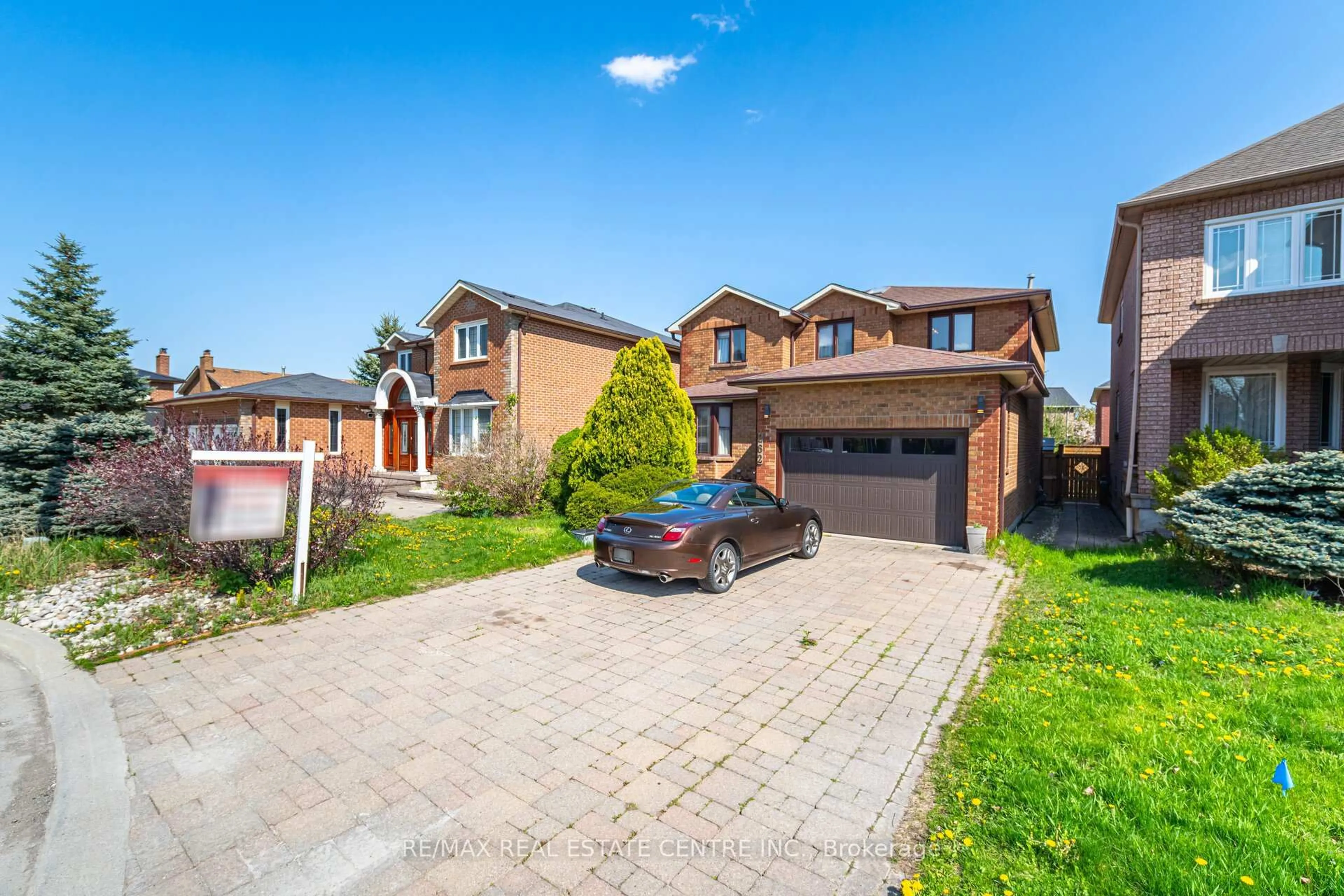 A pic from outside/outdoor area/front of a property/back of a property/a pic from drone, street for 262 Boxmoor Pl, Mississauga Ontario L5B 3L4