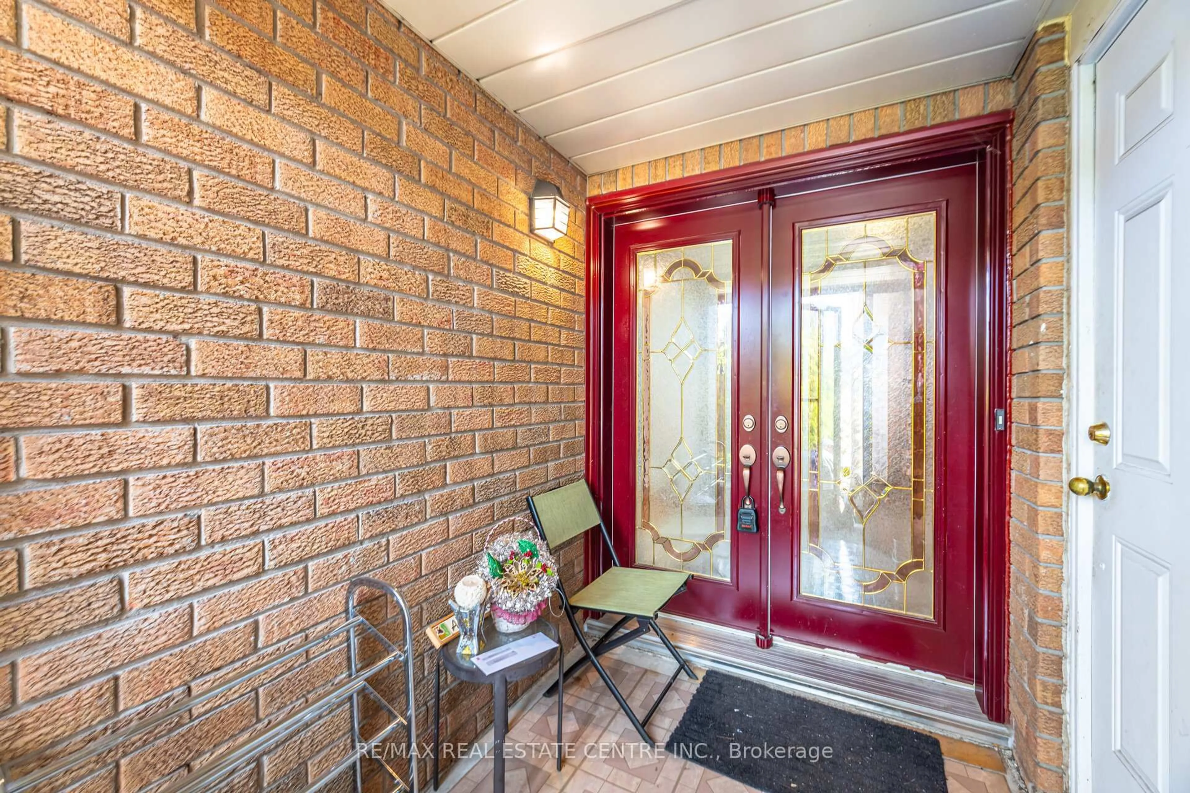 Indoor entryway for 262 Boxmoor Pl, Mississauga Ontario L5B 3L4