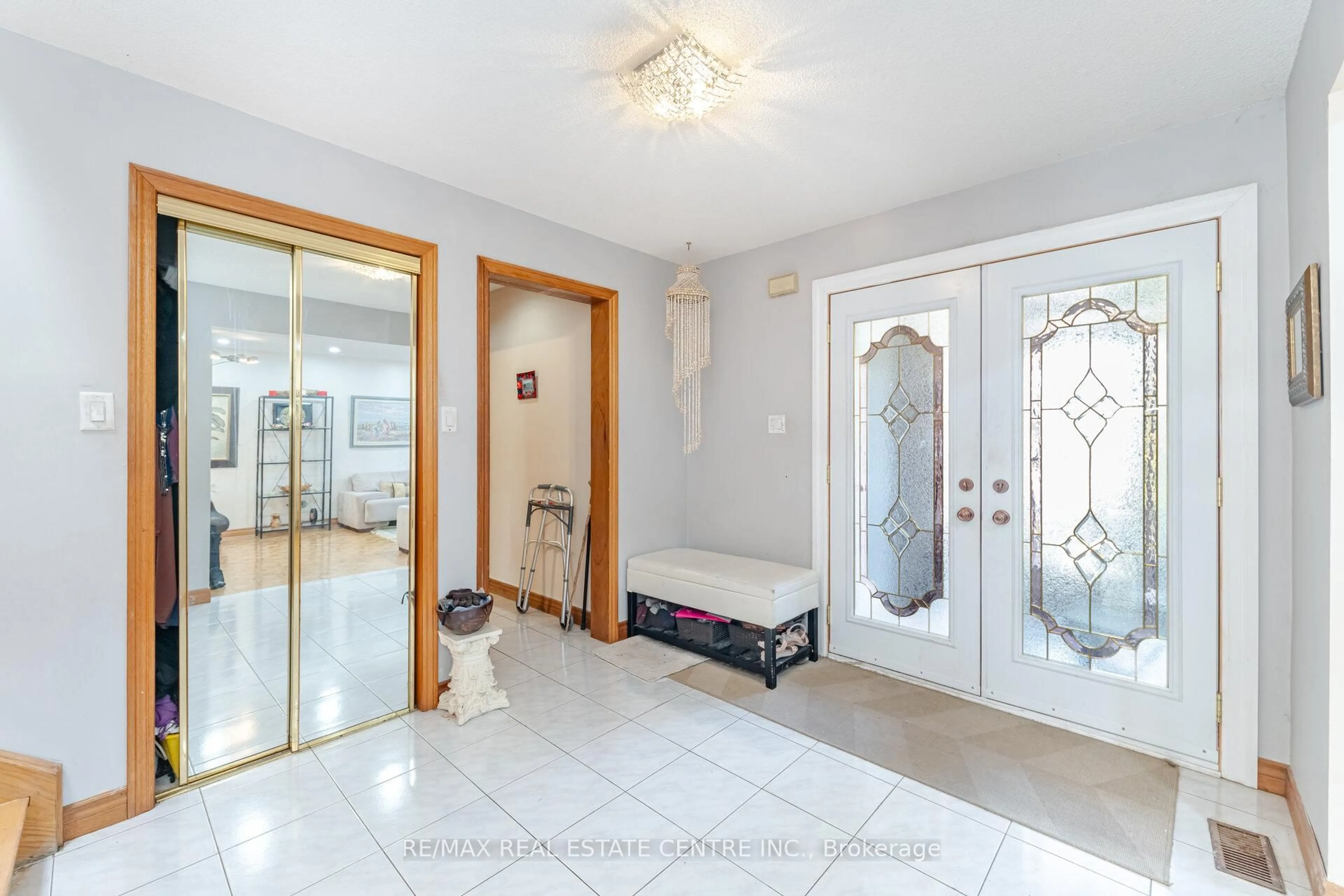 Indoor entryway for 262 Boxmoor Pl, Mississauga Ontario L5B 3L4