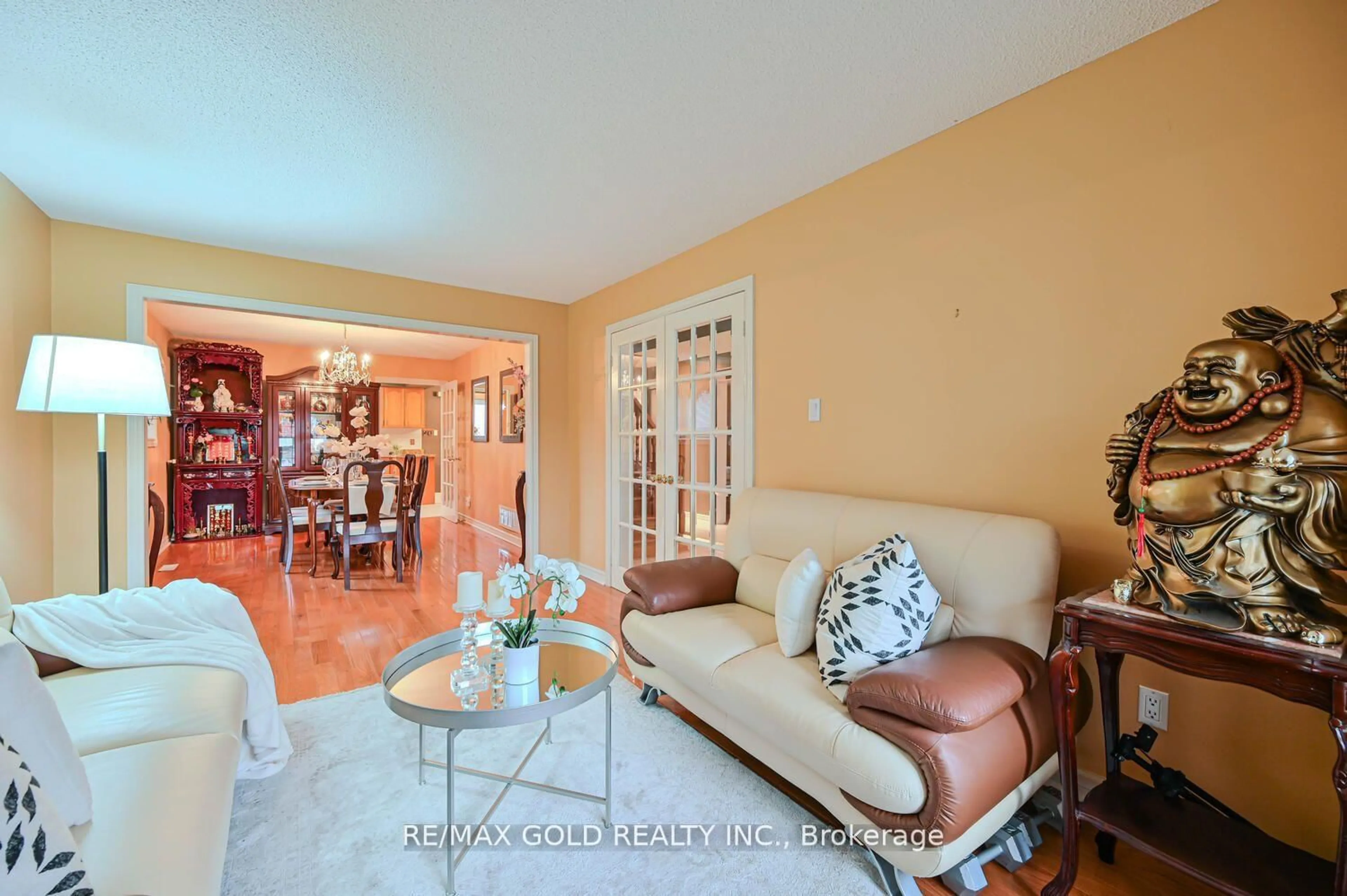 Living room with furniture, unknown for 238 Fernforest Dr, Brampton Ontario L6R 1E1