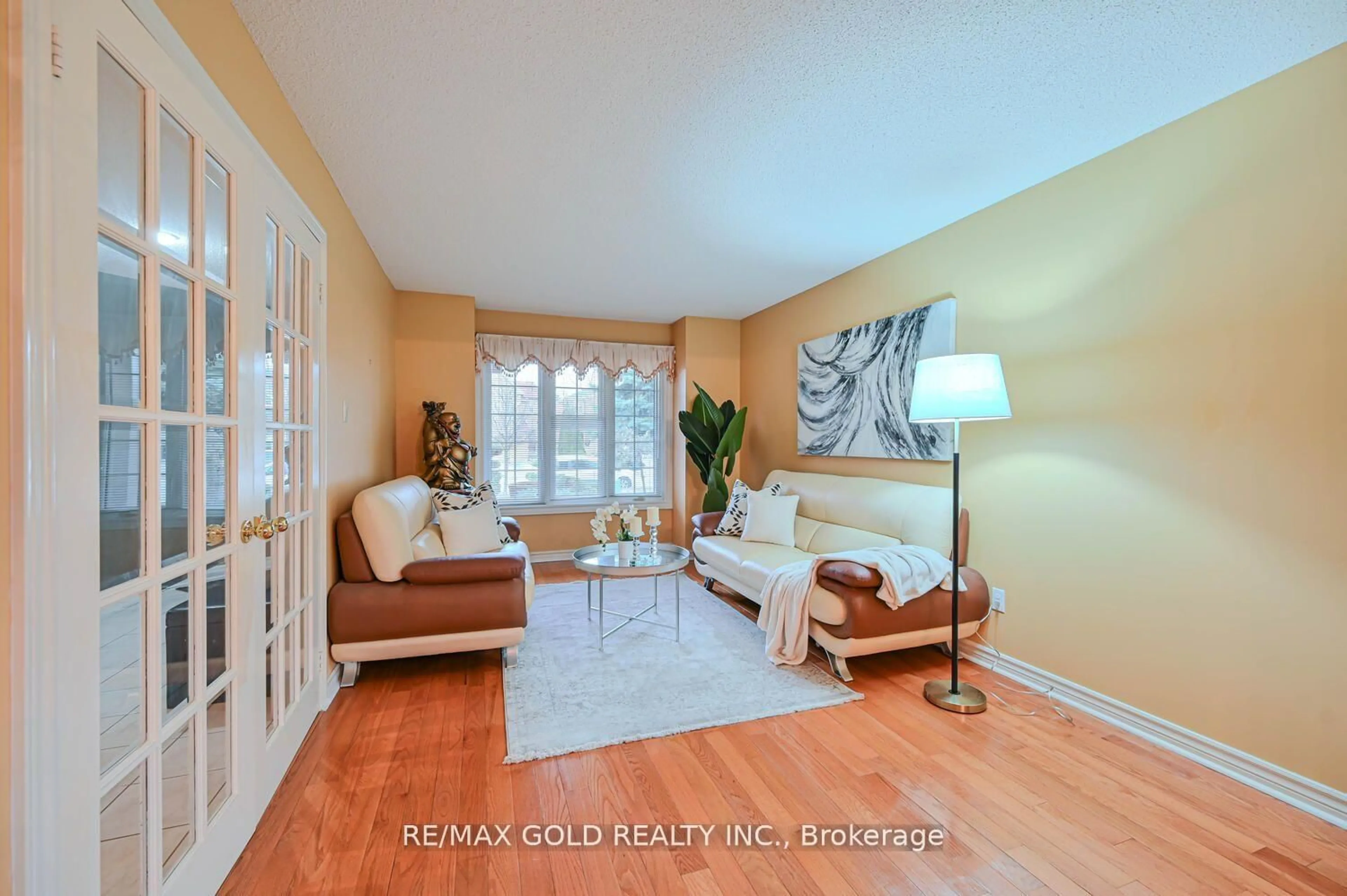Living room with furniture, unknown for 238 Fernforest Dr, Brampton Ontario L6R 1E1