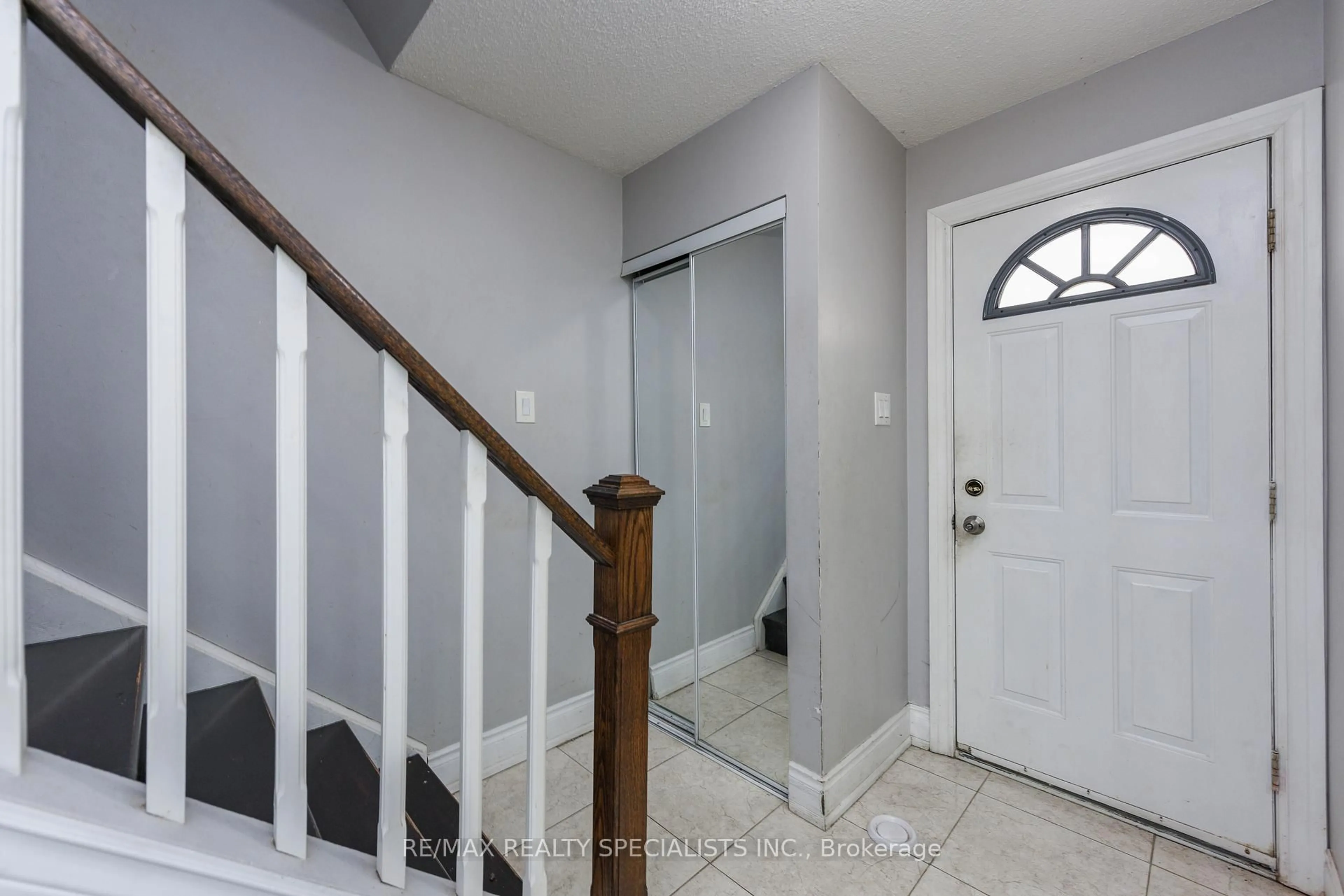 Indoor entryway for 5 Josephine Crt, Brampton Ontario L6S 2L3