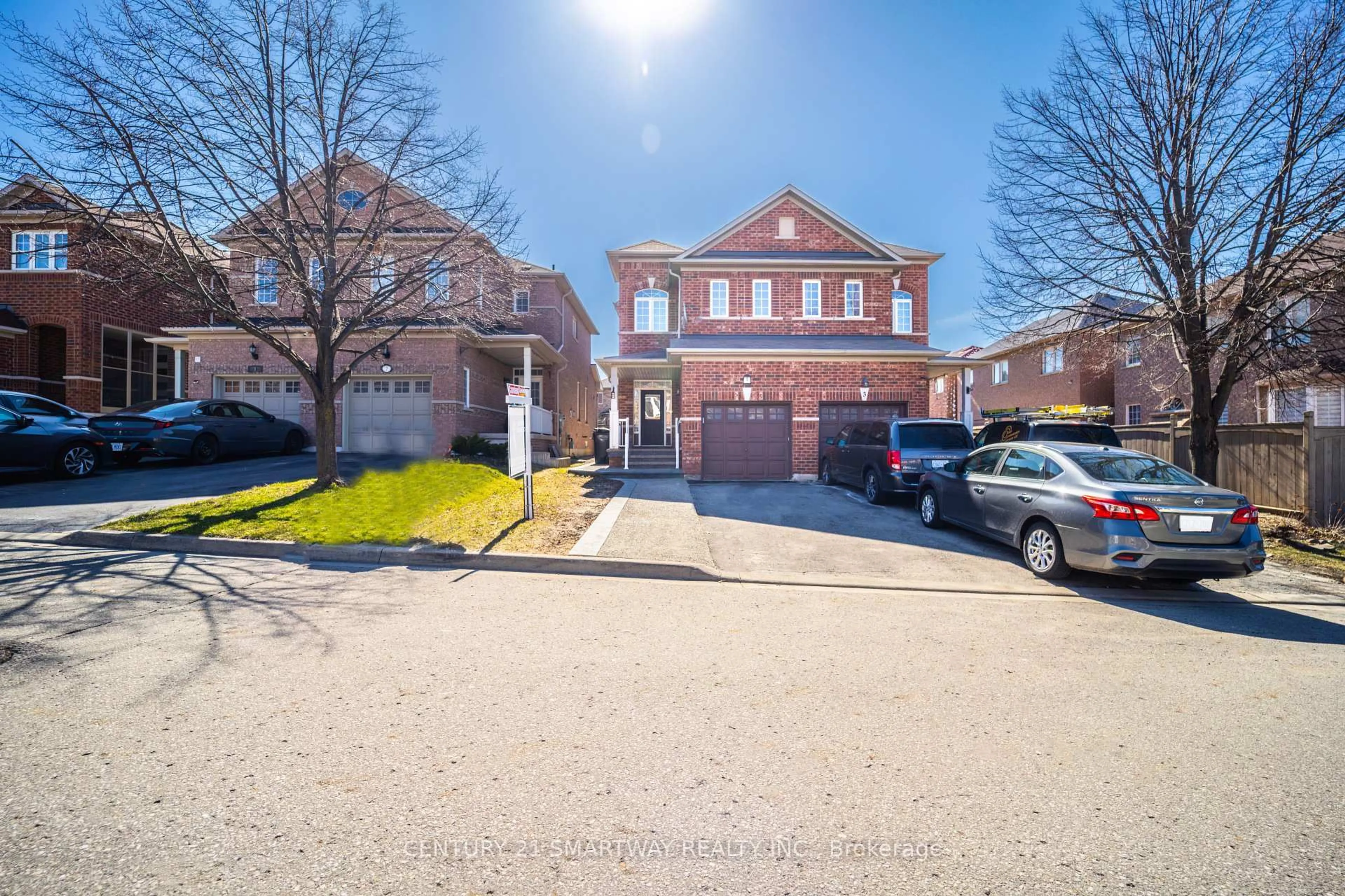 A pic from outside/outdoor area/front of a property/back of a property/a pic from drone, street for 5 Rocky Point Cres, Brampton Ontario L6V 4S8