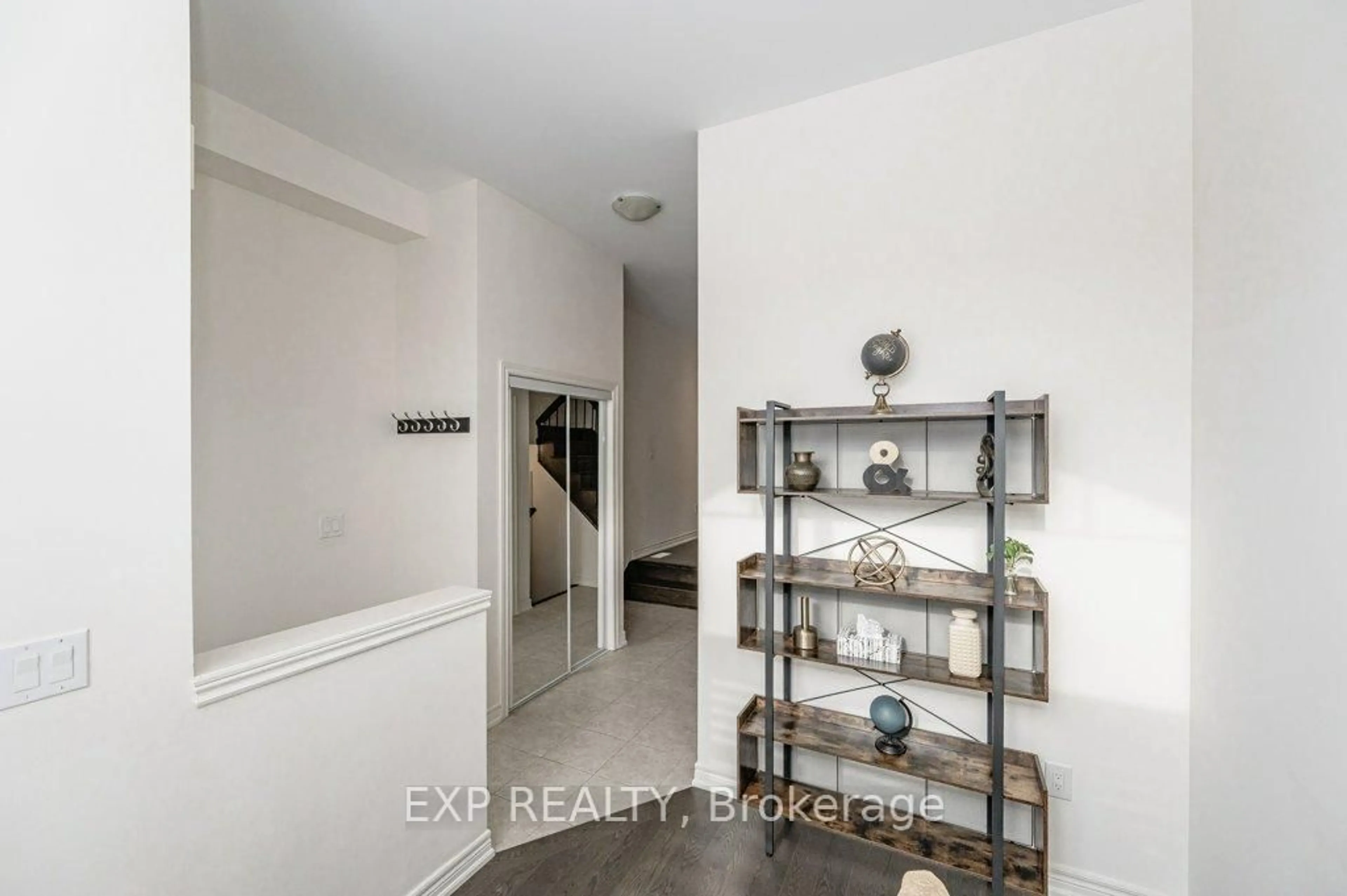 Indoor entryway for 3907 TUFGAR Cres, Burlington Ontario L7M 1N7