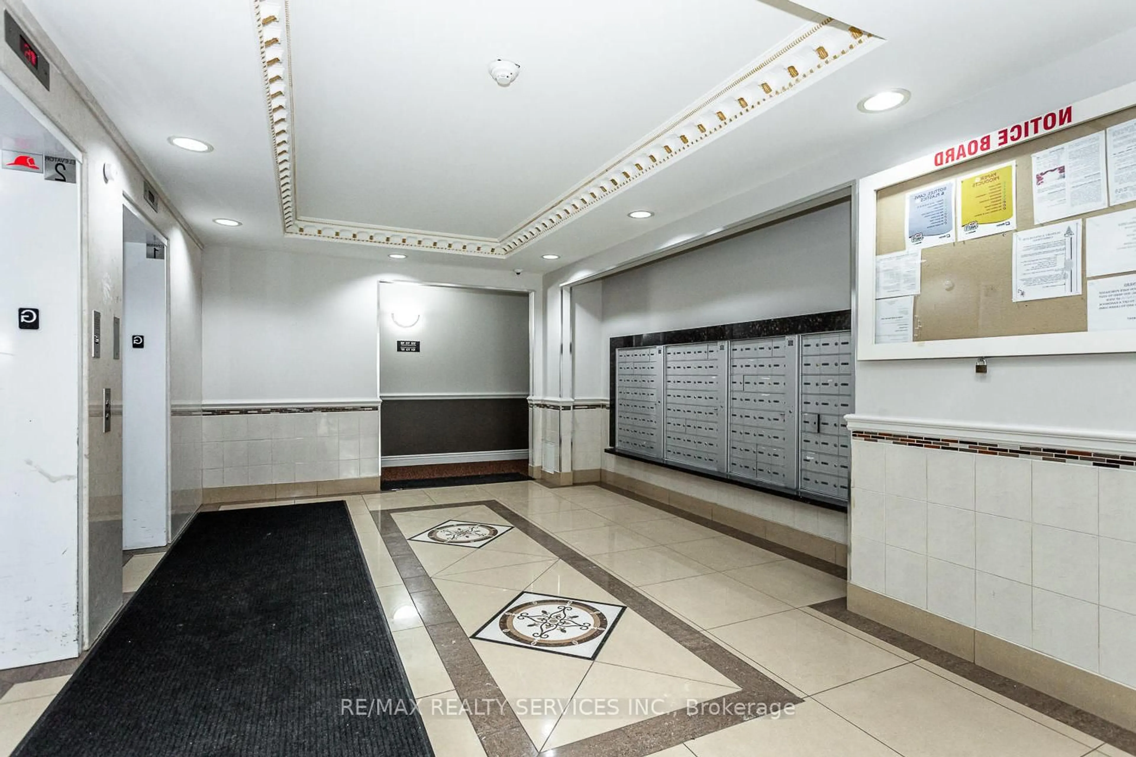Indoor foyer for 7405 Goreway Dr #716, Mississauga Ontario L4T 0A3