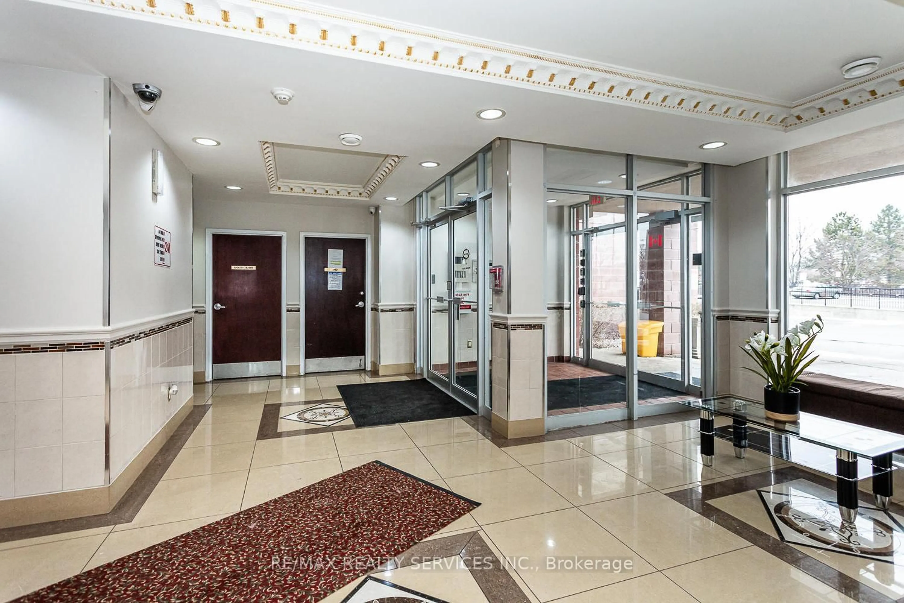 Indoor foyer for 7405 Goreway Dr #716, Mississauga Ontario L4T 0A3