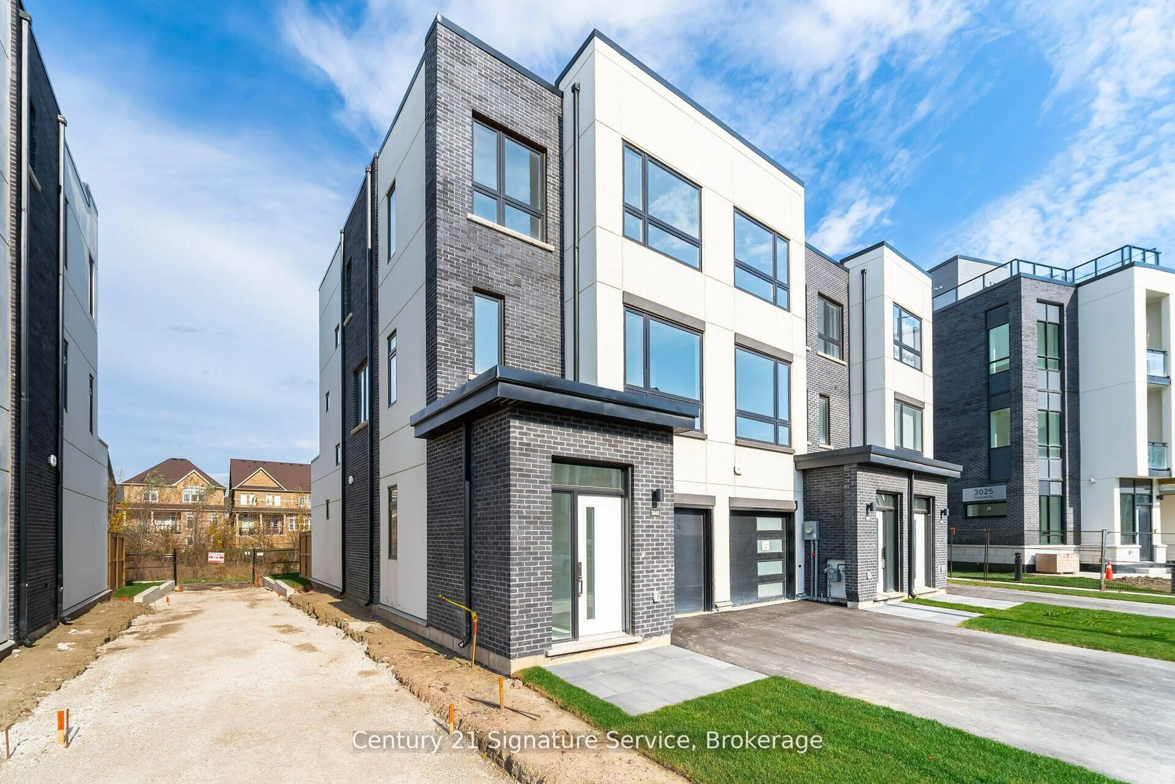 Home with brick exterior material, street for 3045 Trailside Dr, Oakville Ontario L6M 4M2