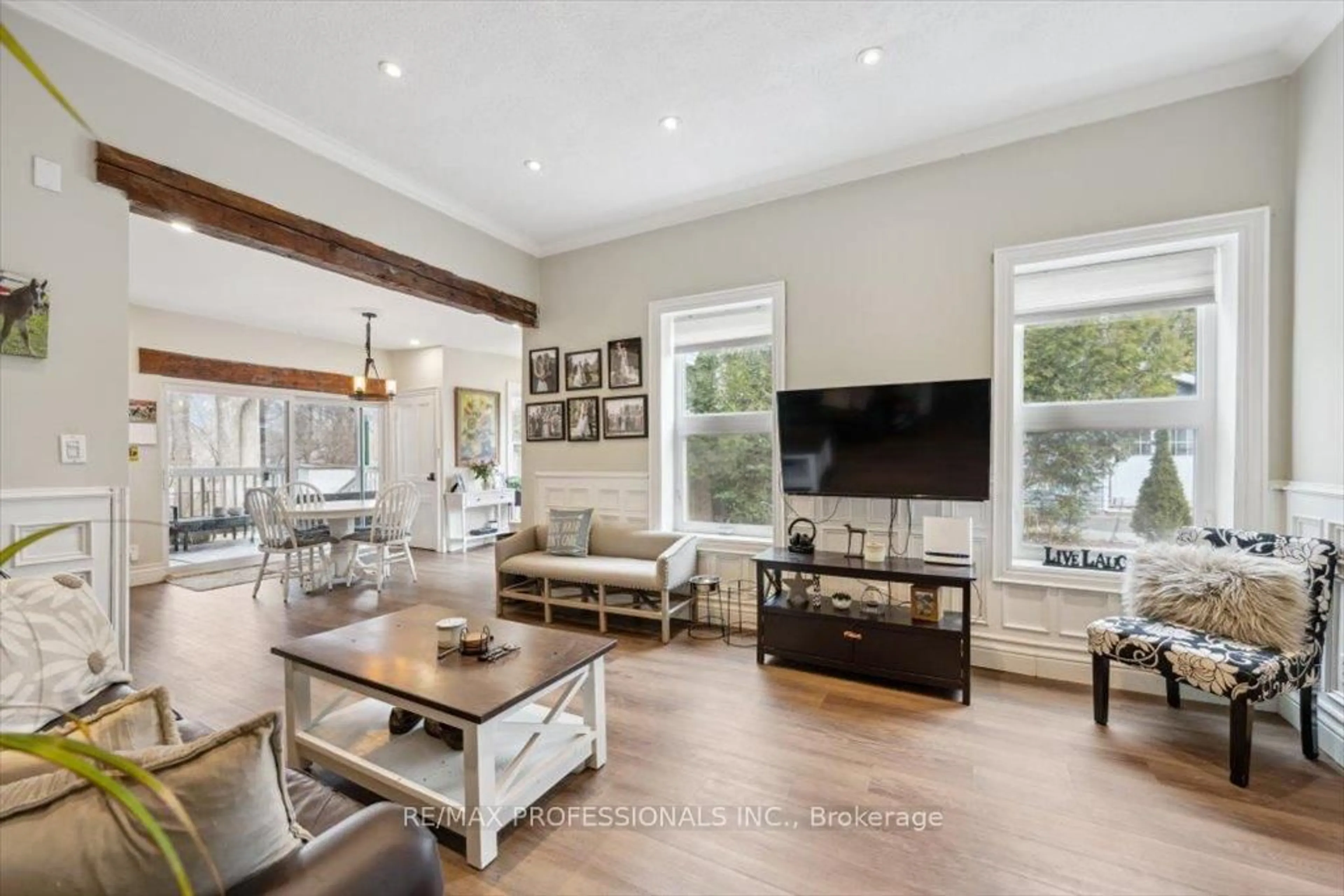 Living room with furniture, unknown for 31 Brock St, Halton Hills Ontario L7J 1N3