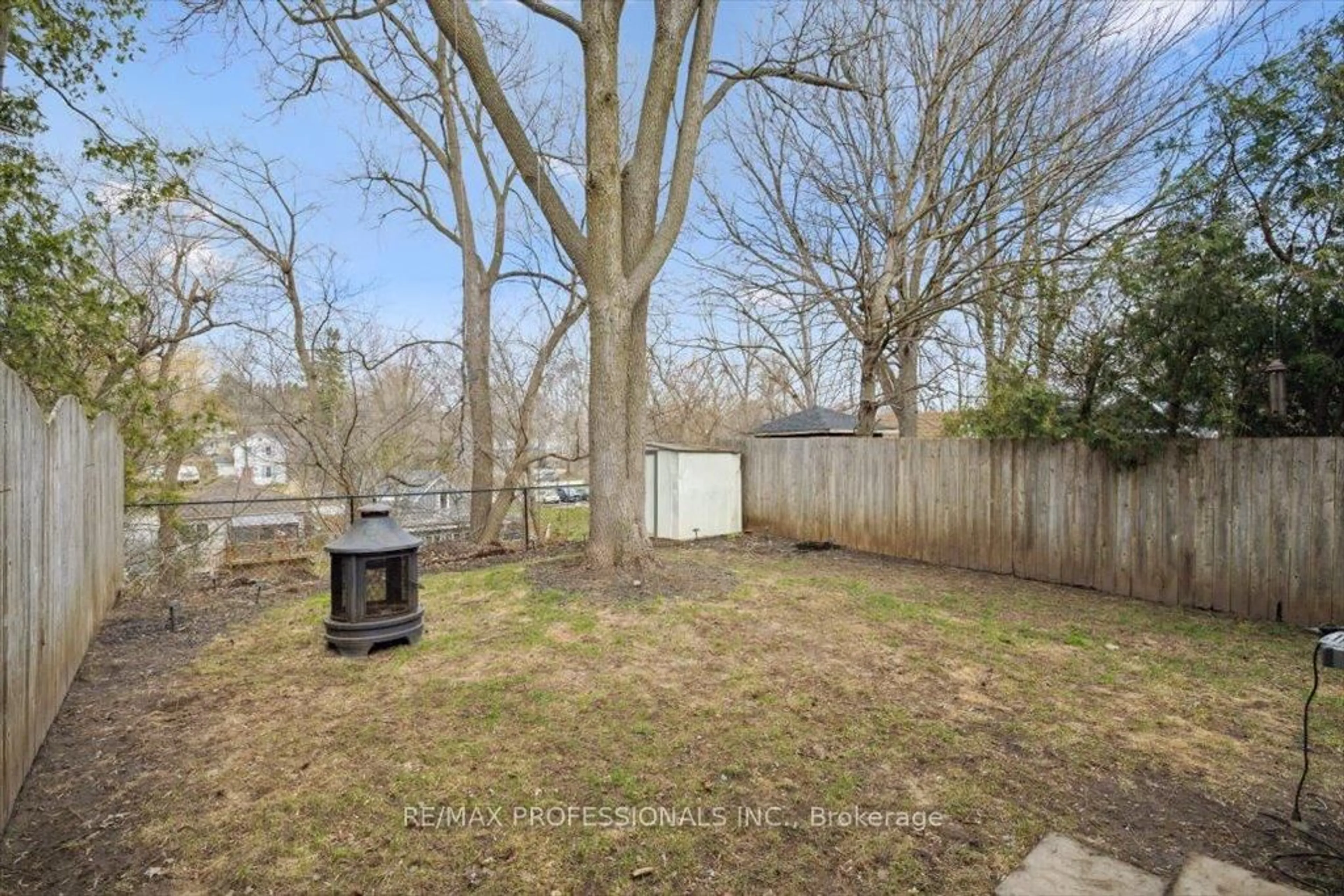 Patio, unknown for 31 Brock St, Halton Hills Ontario L7J 1N3