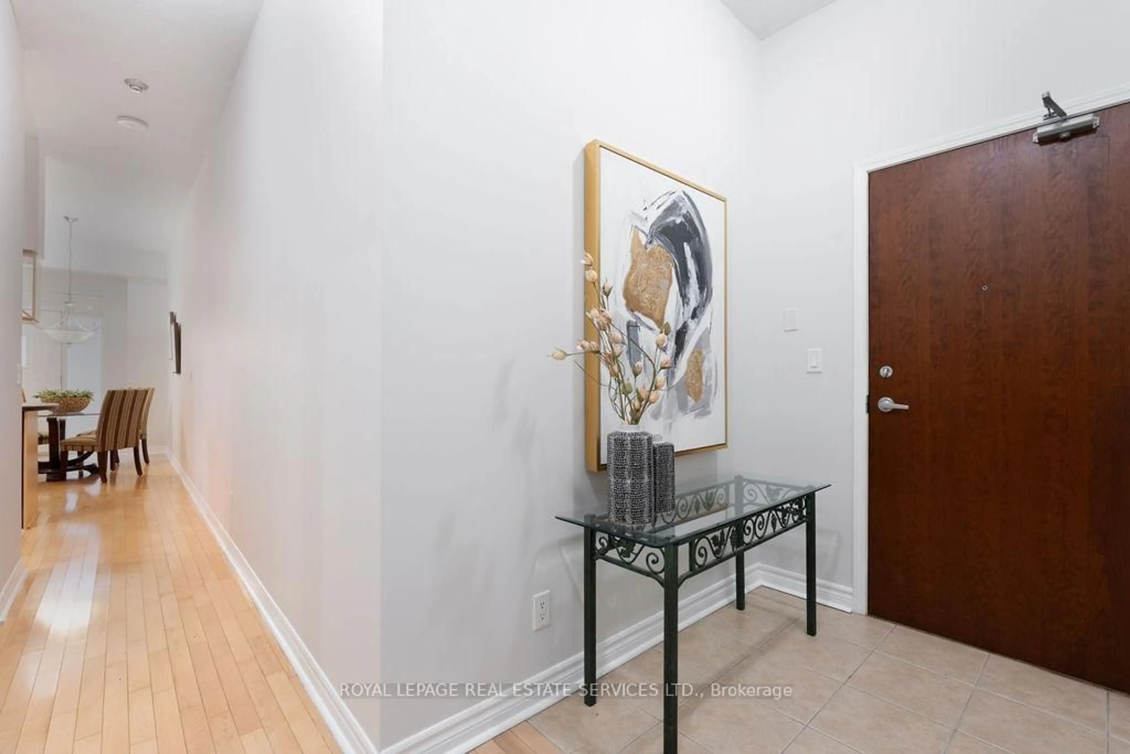 Indoor foyer for 320 City Centre Dr #104, Mississauga Ontario L5B 4P8